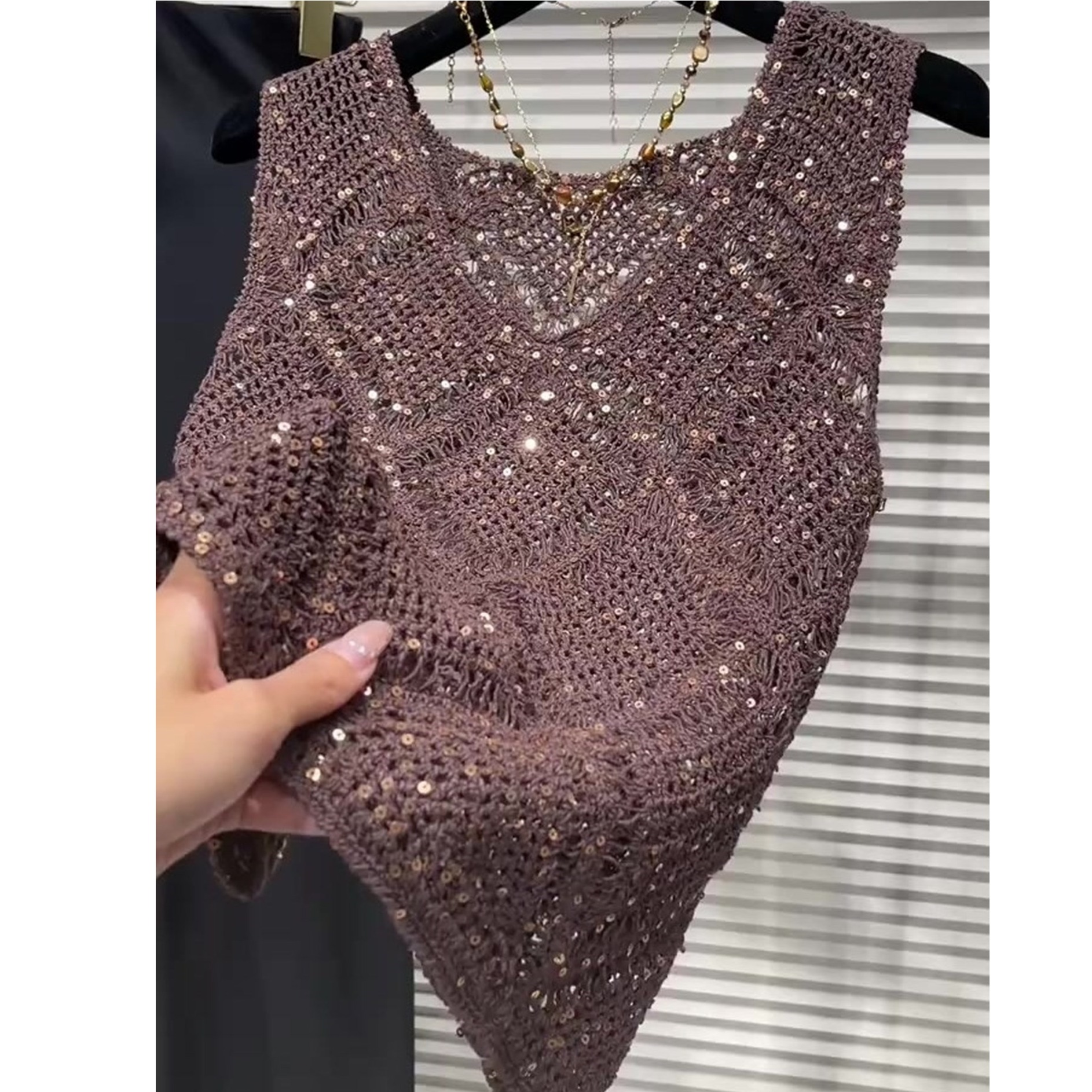 简约无袖亮片背心舒适镂空别致小v领菱格短款上衣女2025夏季新款