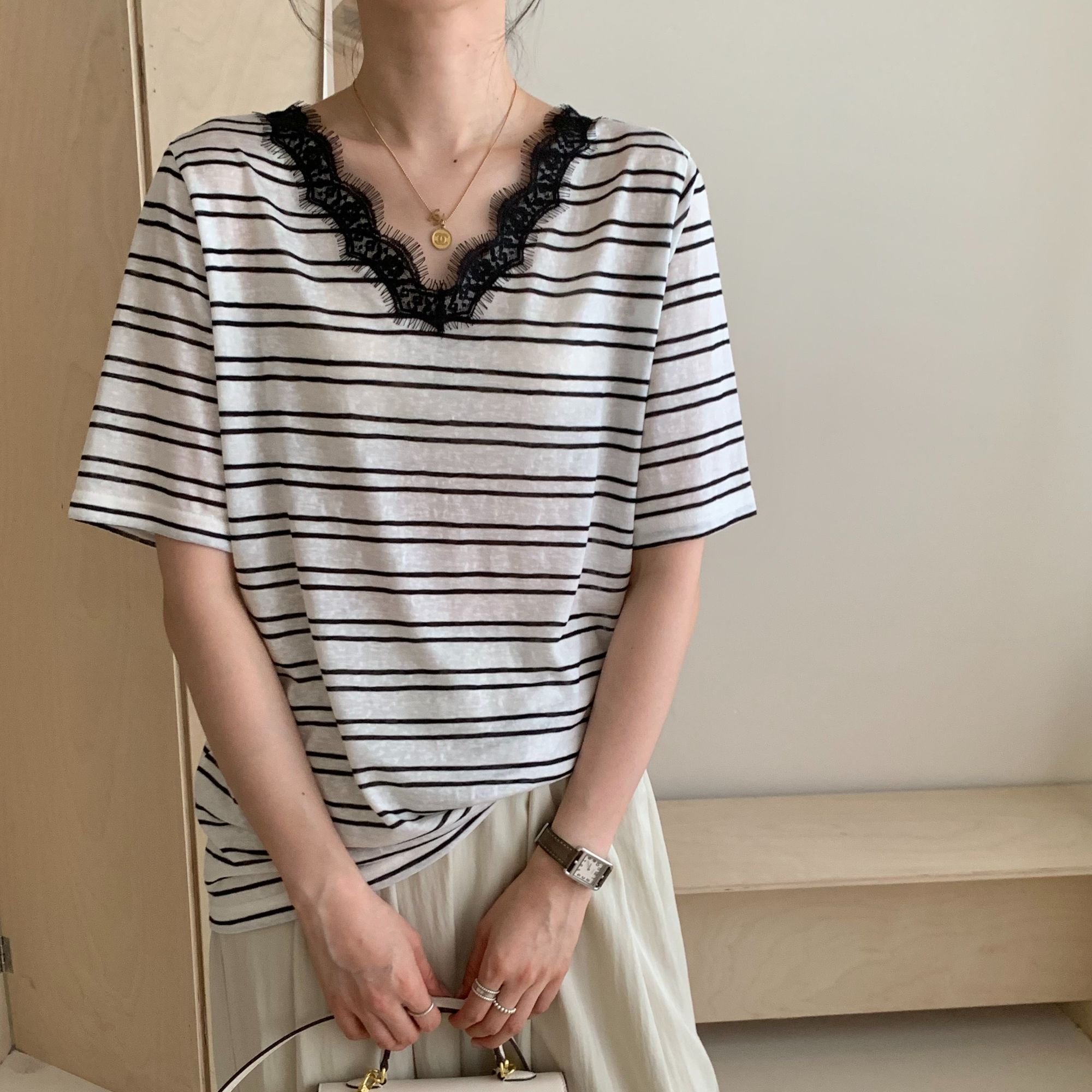 2025夏季新款设计感t恤短袖条纹透气短款T恤露背V领休闲半袖蕾丝