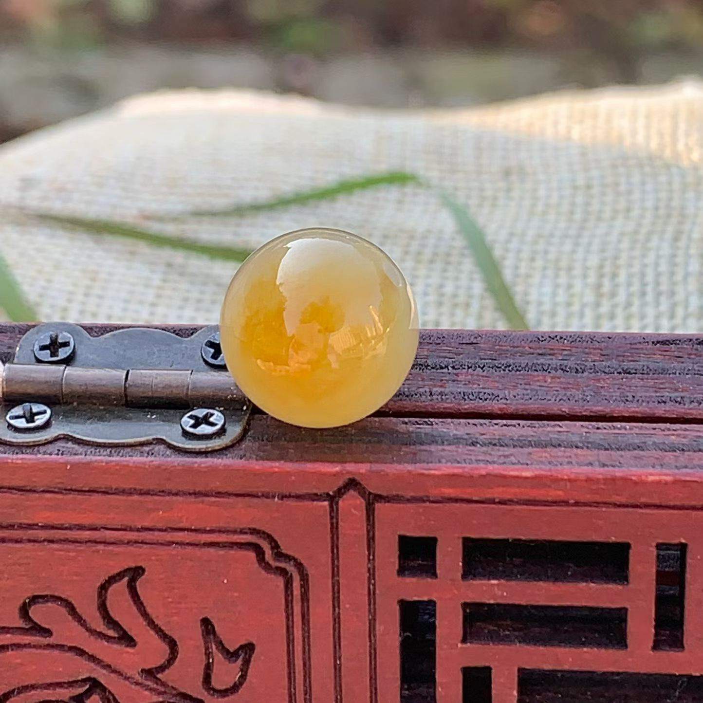 #天然缅甸翡翠a货飘黄圆珠尺寸：12.1