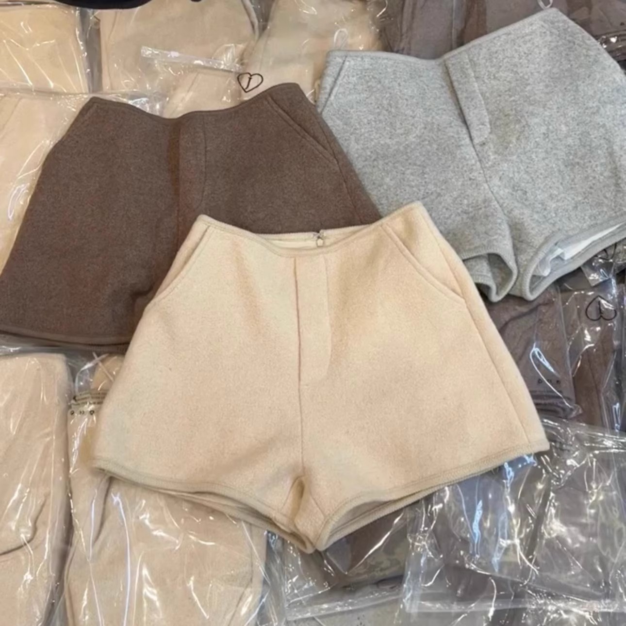 杏色秋冬新款流行简约修身女外穿裤子高腰显瘦纯欲软糯毛呢短裤