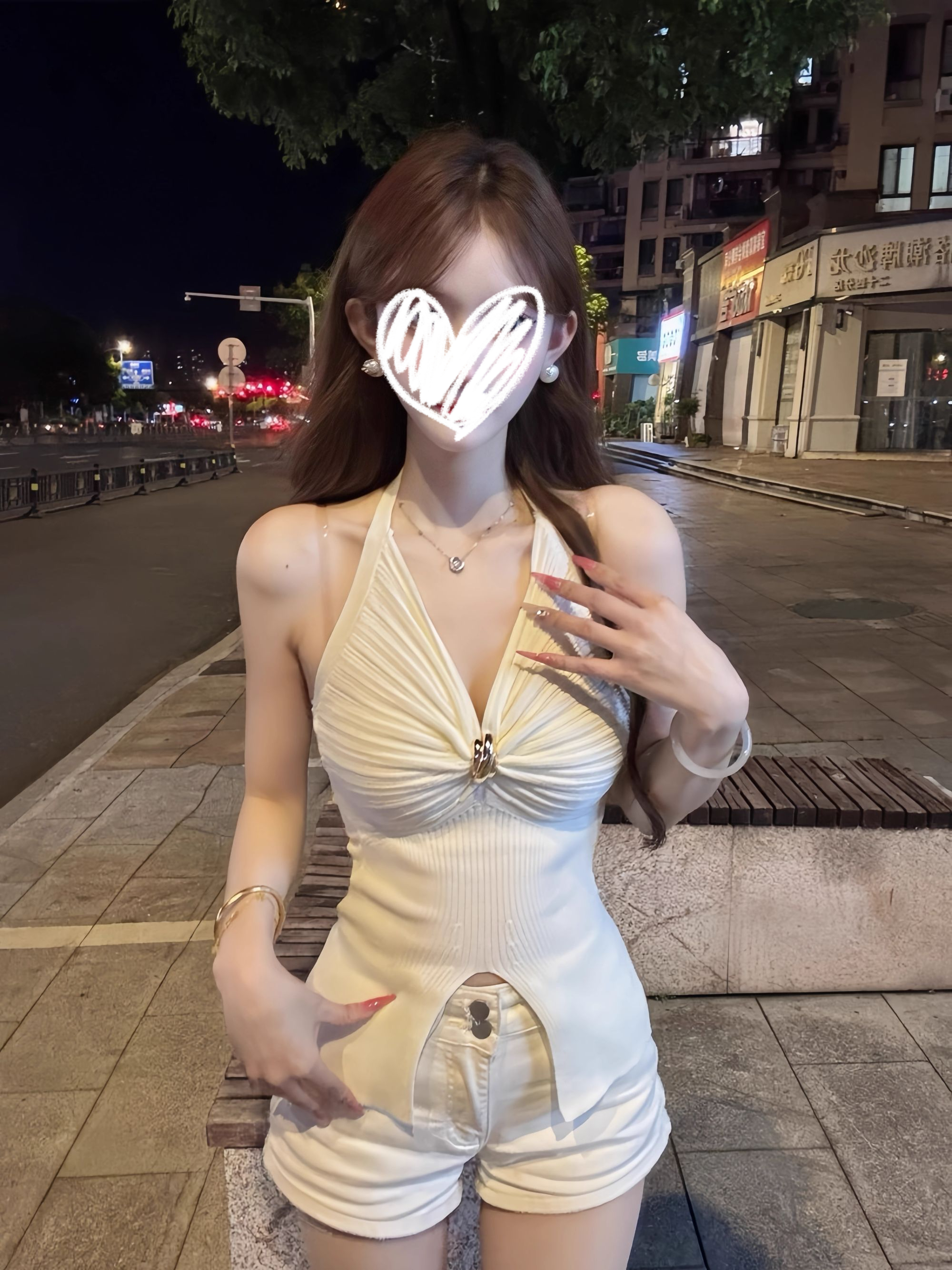 A褶皱挂脖背心女2025夏季性感纯欲新款设计感v领修身显瘦吊带上衣