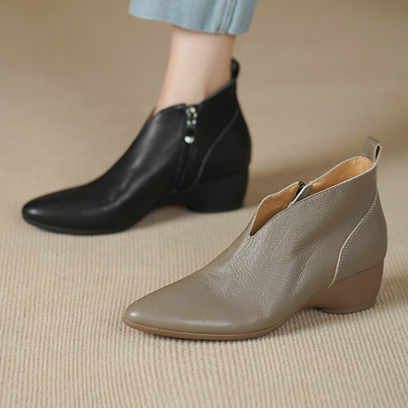 真皮秋冬新款时尚尖头显瘦短靴女潮牌百搭中跟粗跟侧拉链马丁靴子