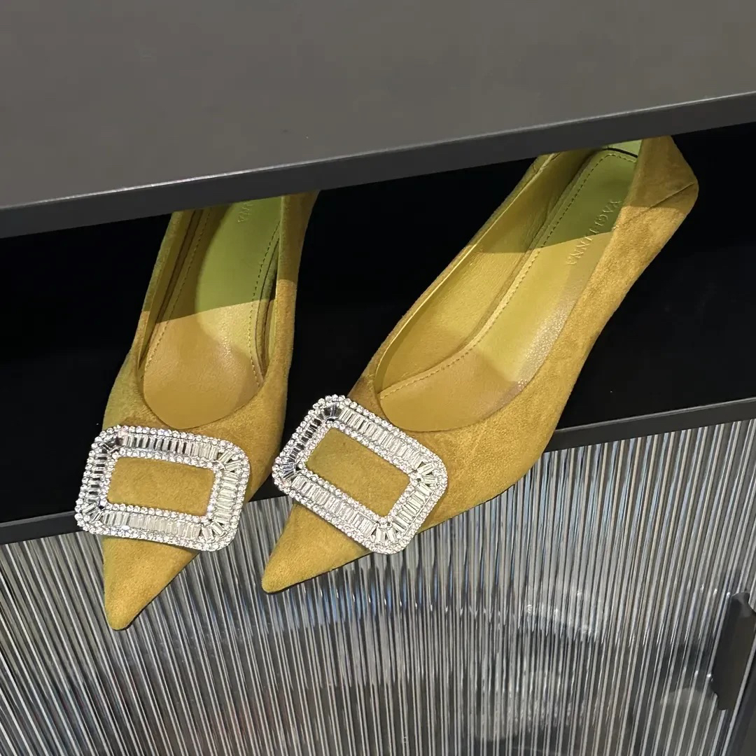 水钻单鞋女百搭时尚法式方扣气质尖头浅口不累脚通勤平底单鞋女