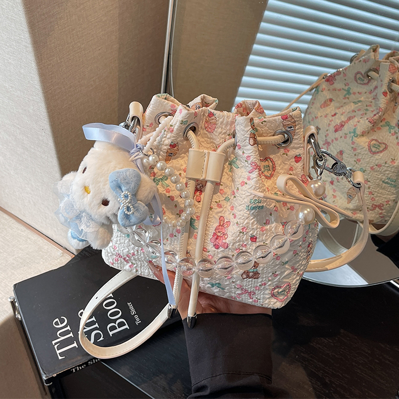 艾米兔女包2025新款潮甜美ins碎花手提包简约串珠单肩斜挎水桶包