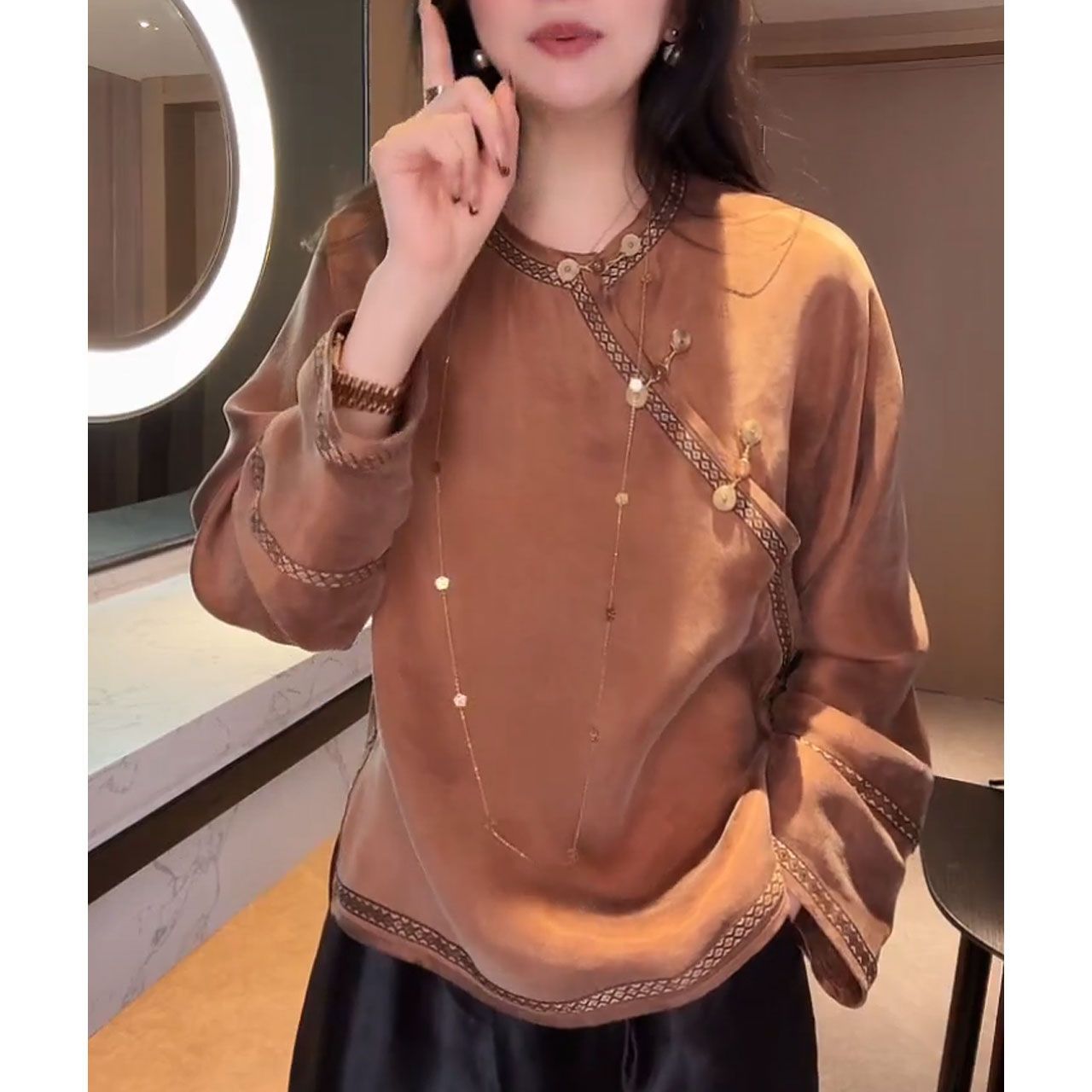 新中式斜襟盘扣优雅上衣2025秋季新款时尚洋气女士圆领设计感小衫