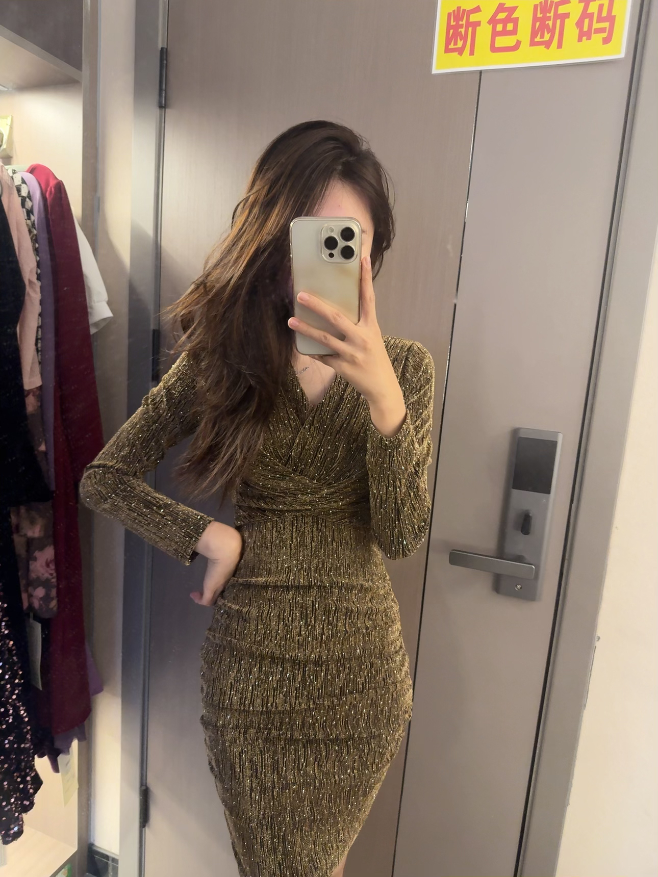 2025V领连衣裙高弹力褶皱设计遮肚包臀裙女高贵轻奢气质裙子