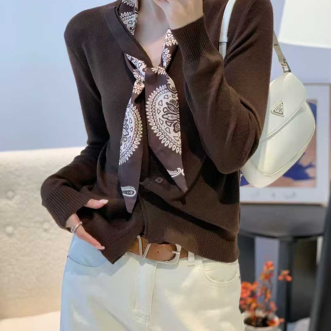 今年流行V领飘带丝巾针织开衫女秋季2025新款超好看显瘦毛衣