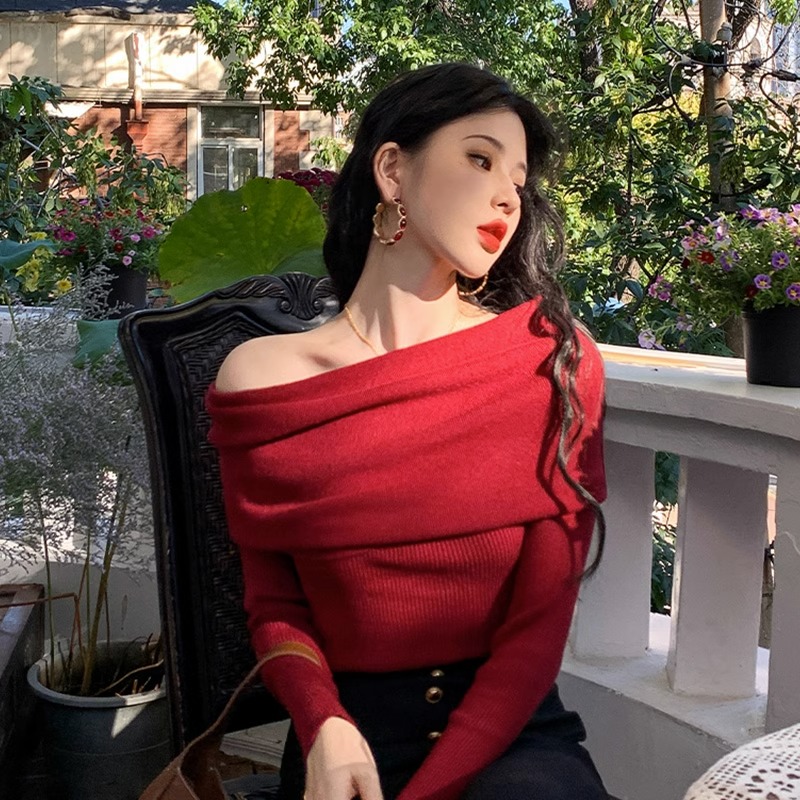 秋季一字肩上衣女秋冬别致绝美慵懒酒红色露肩毛衣高级性感打底衫