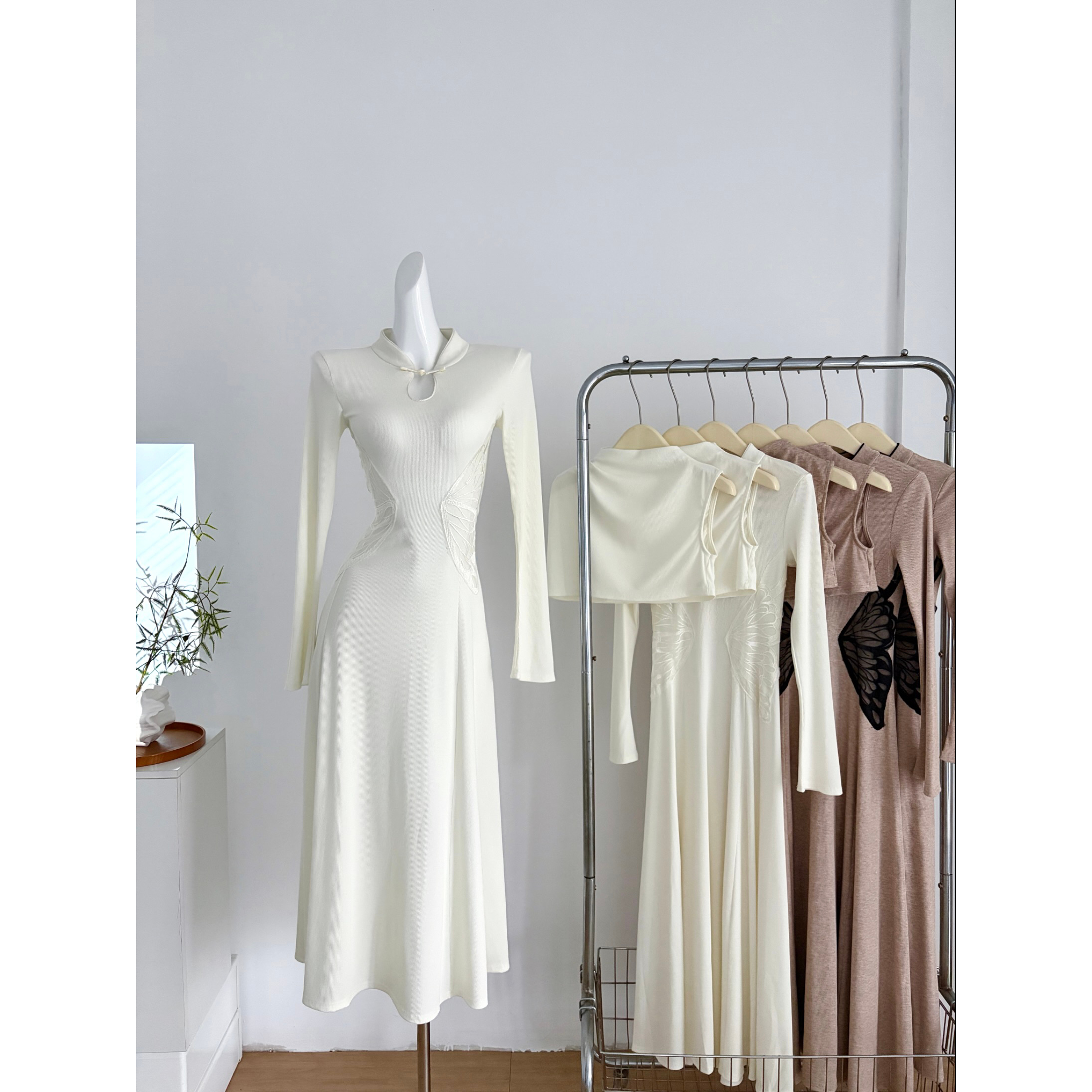 从一时刻蝶来新中式改良刺绣收腰连衣裙气质半高领可拆卸披肩