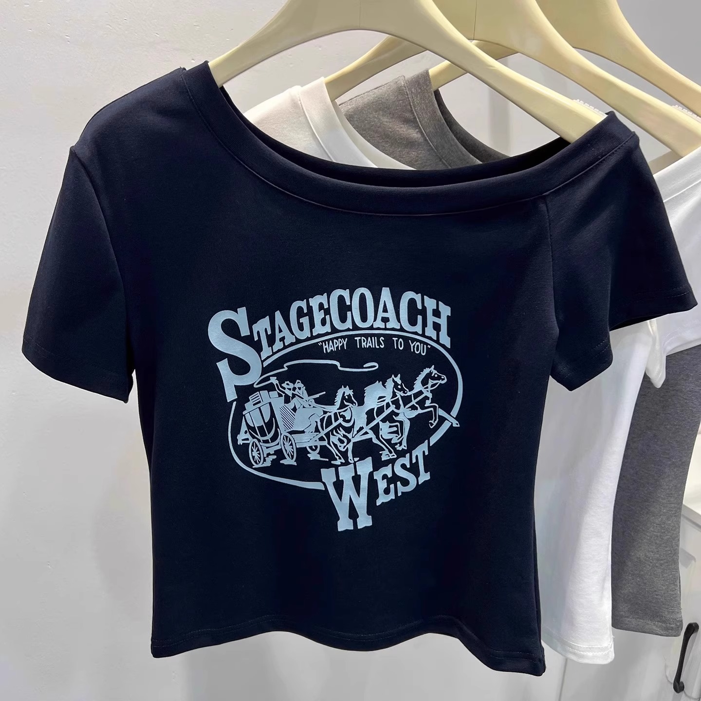 芯娇晴一字领露锁骨斜肩短袖T恤女装2025夏新款字母印花短款上衣