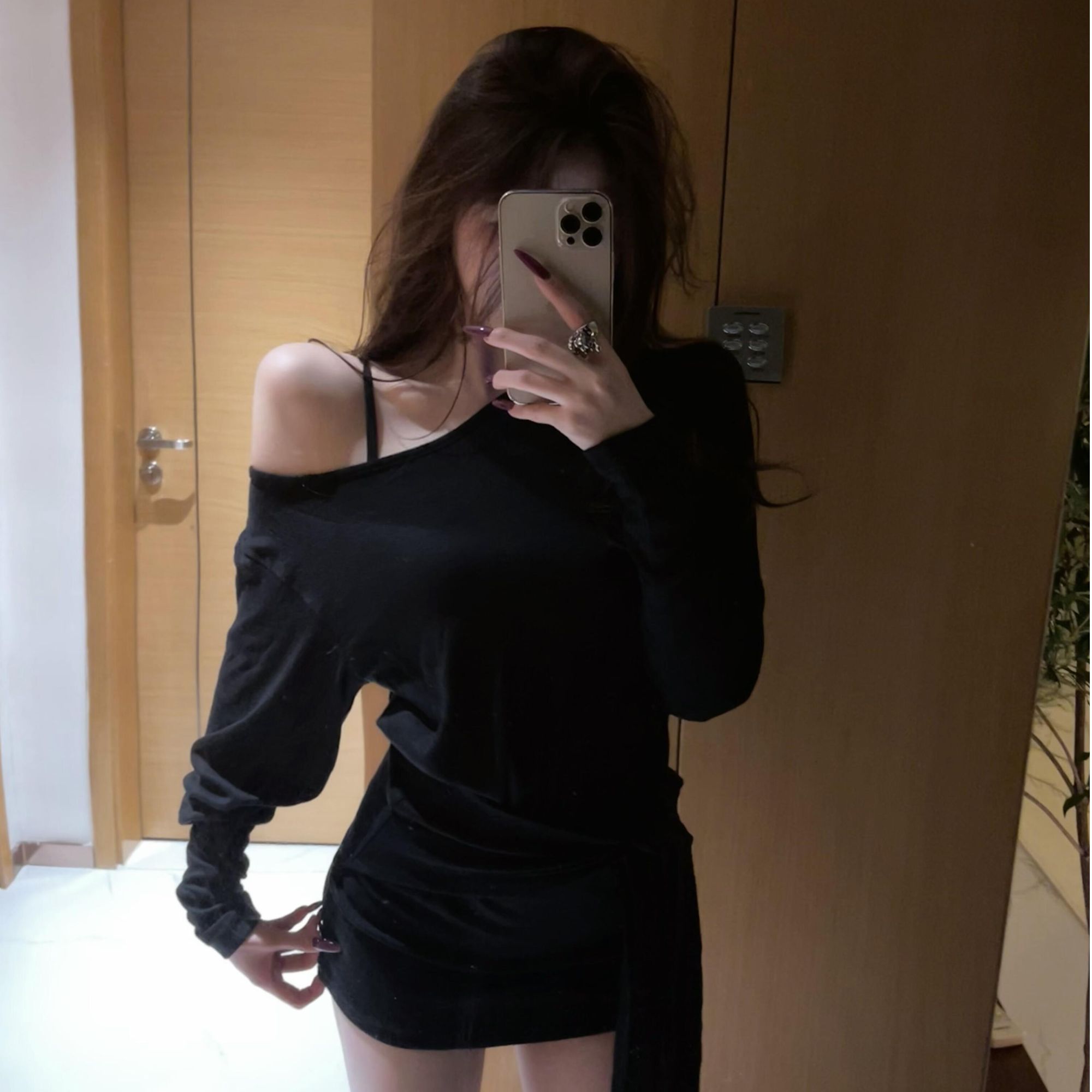 黑色斜领露肩长袖连衣裙子女装冬季修身绑带短裙辣妹收腰包臀裙子