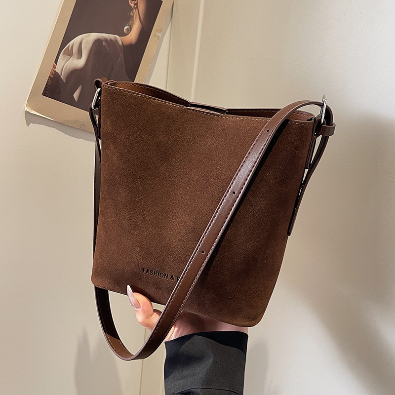 2025秋季复古磨砂小包包女新款流行百搭斜挎包超火小众单肩水桶包