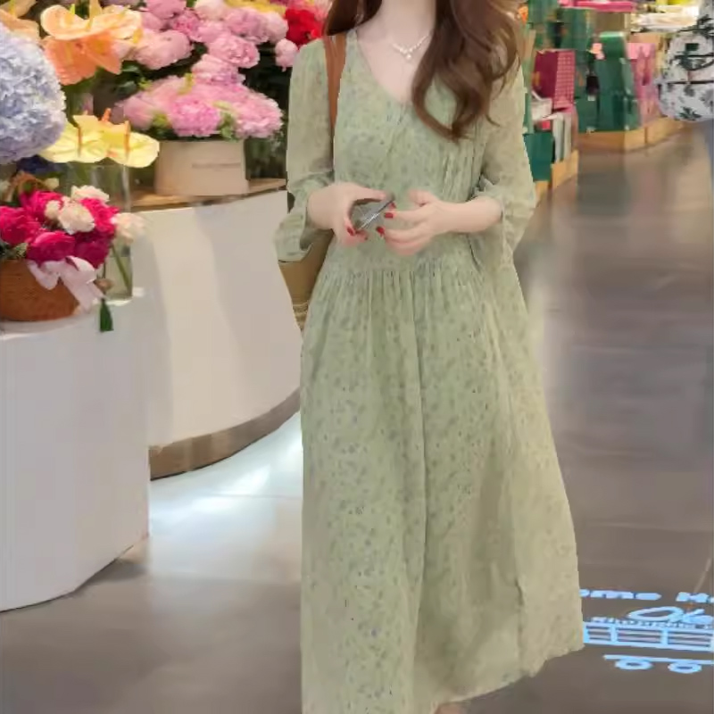 高级感气质V领法式碎花连衣裙女2025夏季新款收腰显瘦度假风裙子