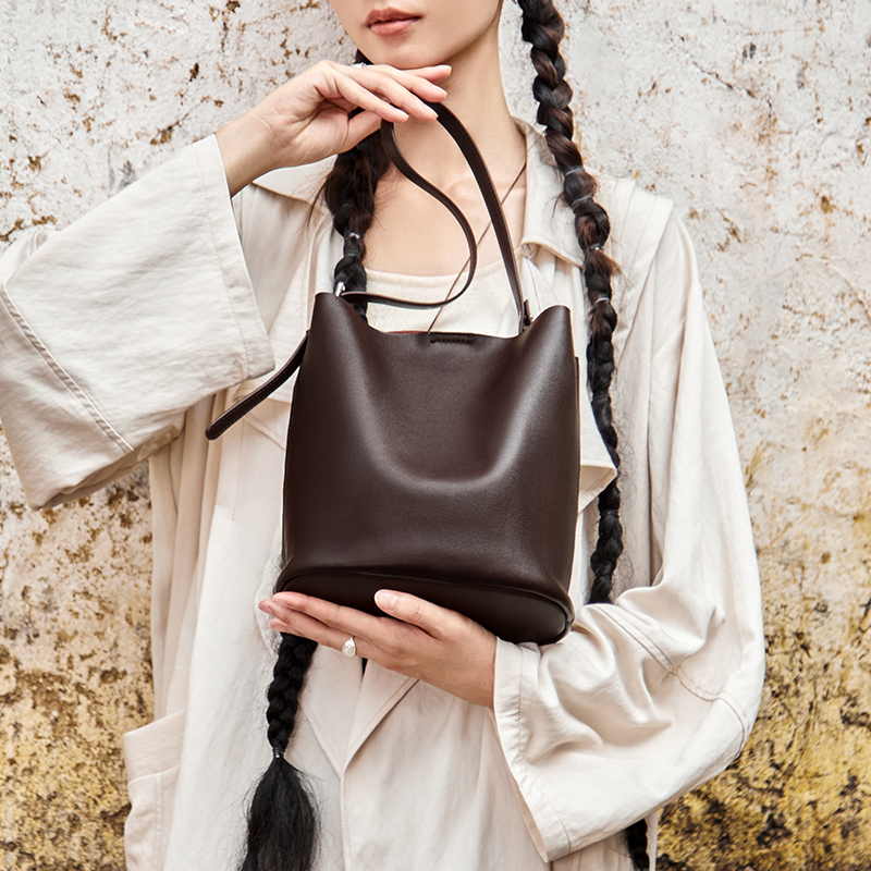 NALANDU纳兰杜水桶包包女款2025新款百搭气质女包真皮单肩包女士