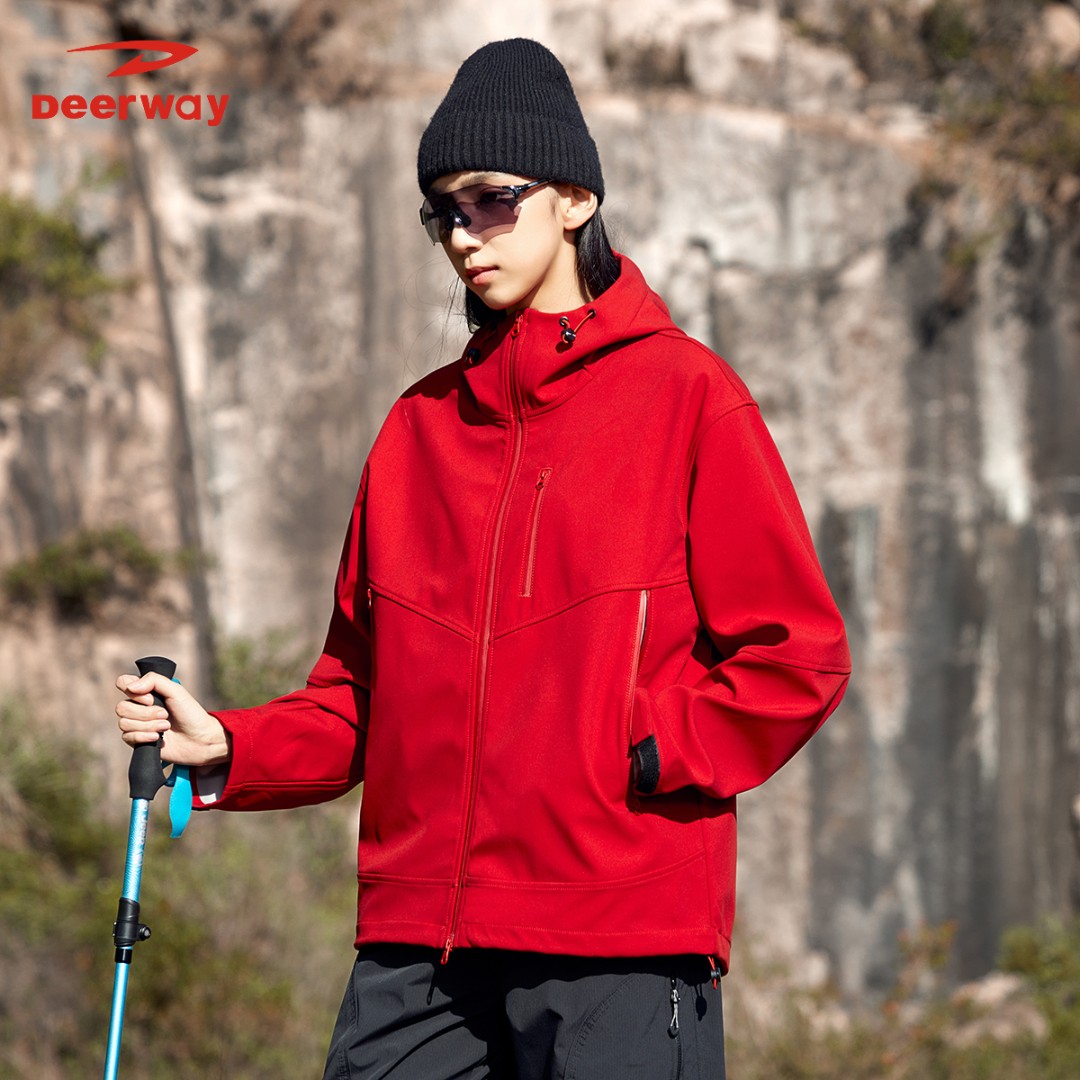 德尔惠美式户外徒步登山软壳夹克情侣春秋新款三防透气连帽外套男