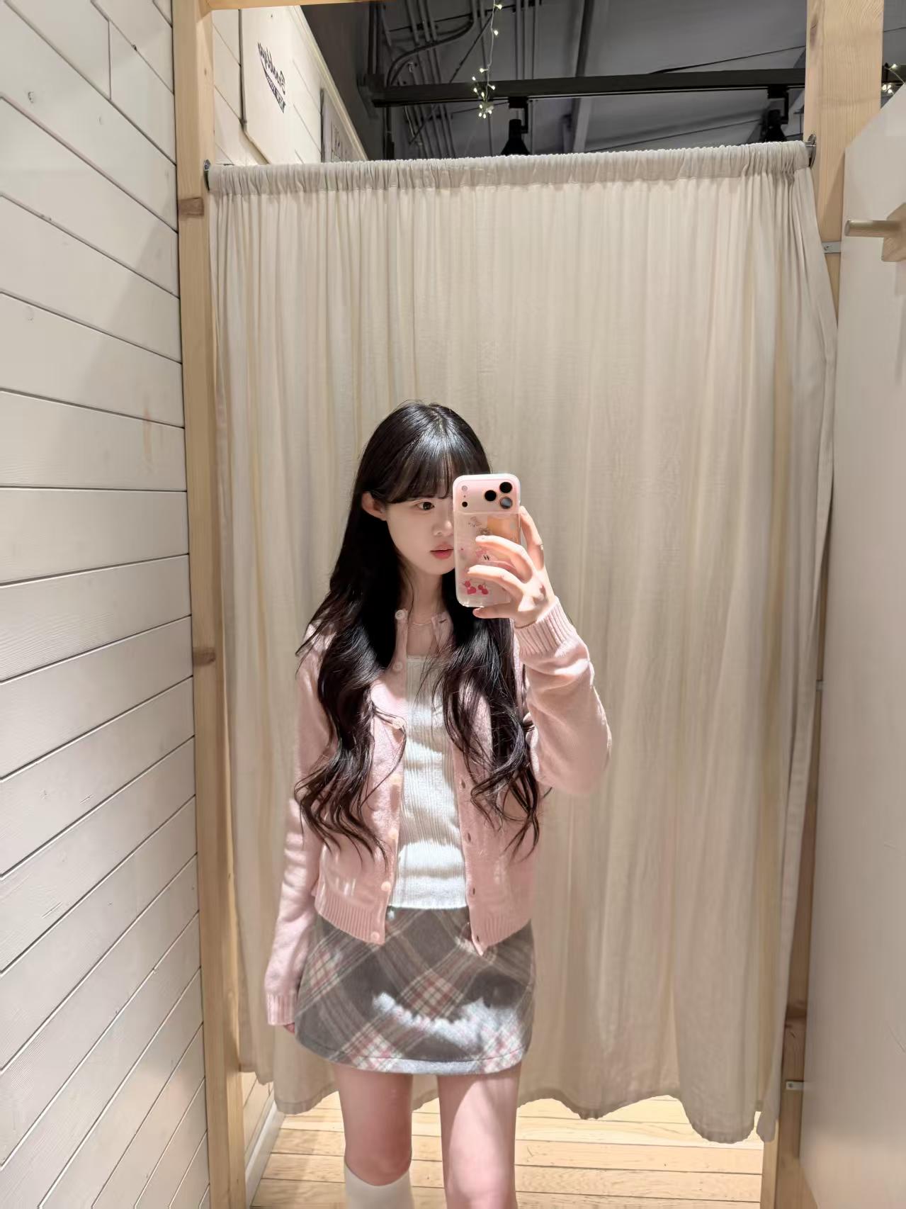 2026秋冬新款韩系气质小香风粉色减龄针织开衫高腰白色格纹半身裙