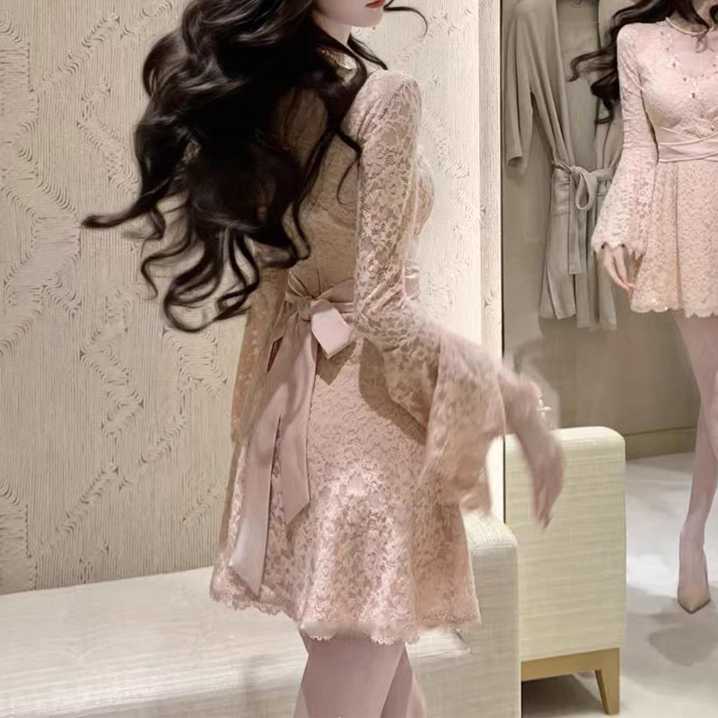 【甜桃娇娇】2025秋冬名媛辣妹优雅气质V领钉珠蕾丝长袖连衣裙 潮