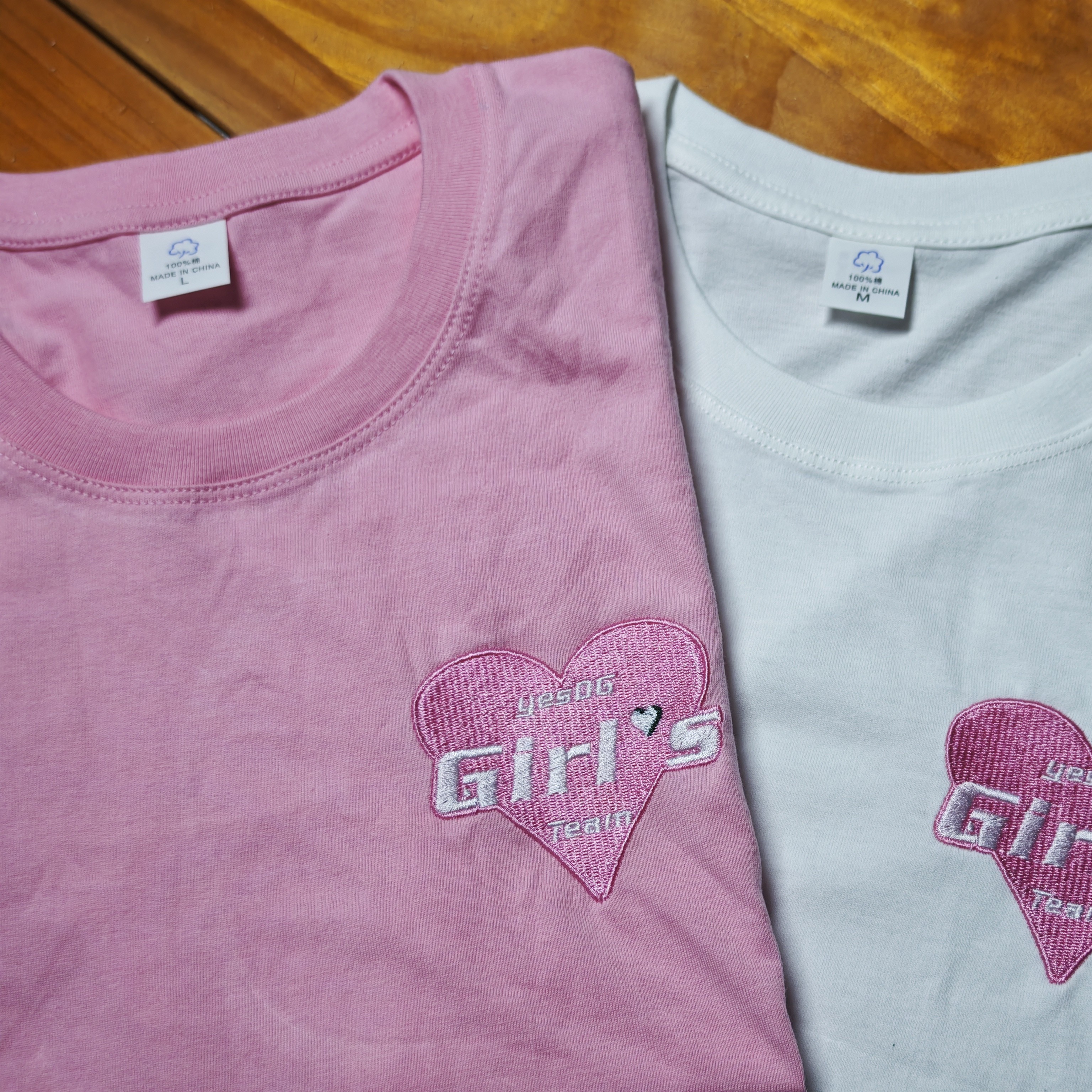 yesDG Girl's Team T恤 刺绣 粉色