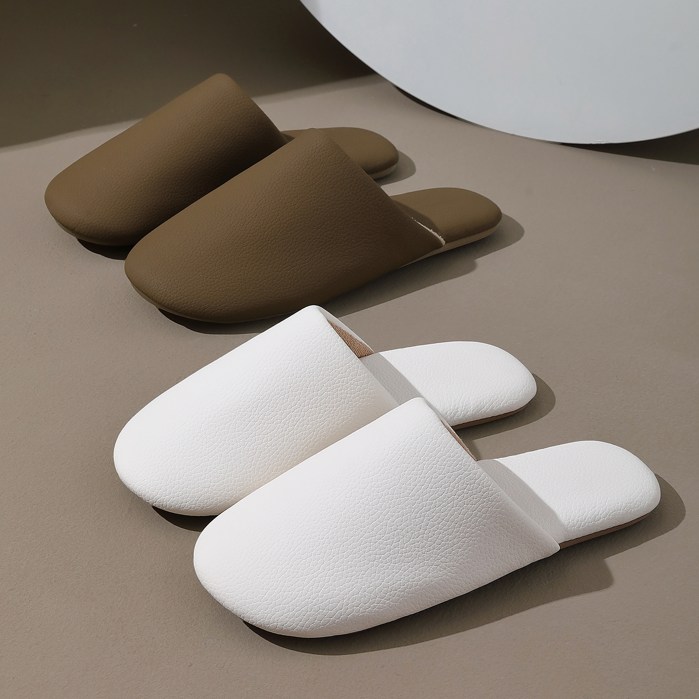 日系四季静音拖鞋女款家用待客软底pu皮防滑防水简约情侣包头拖男