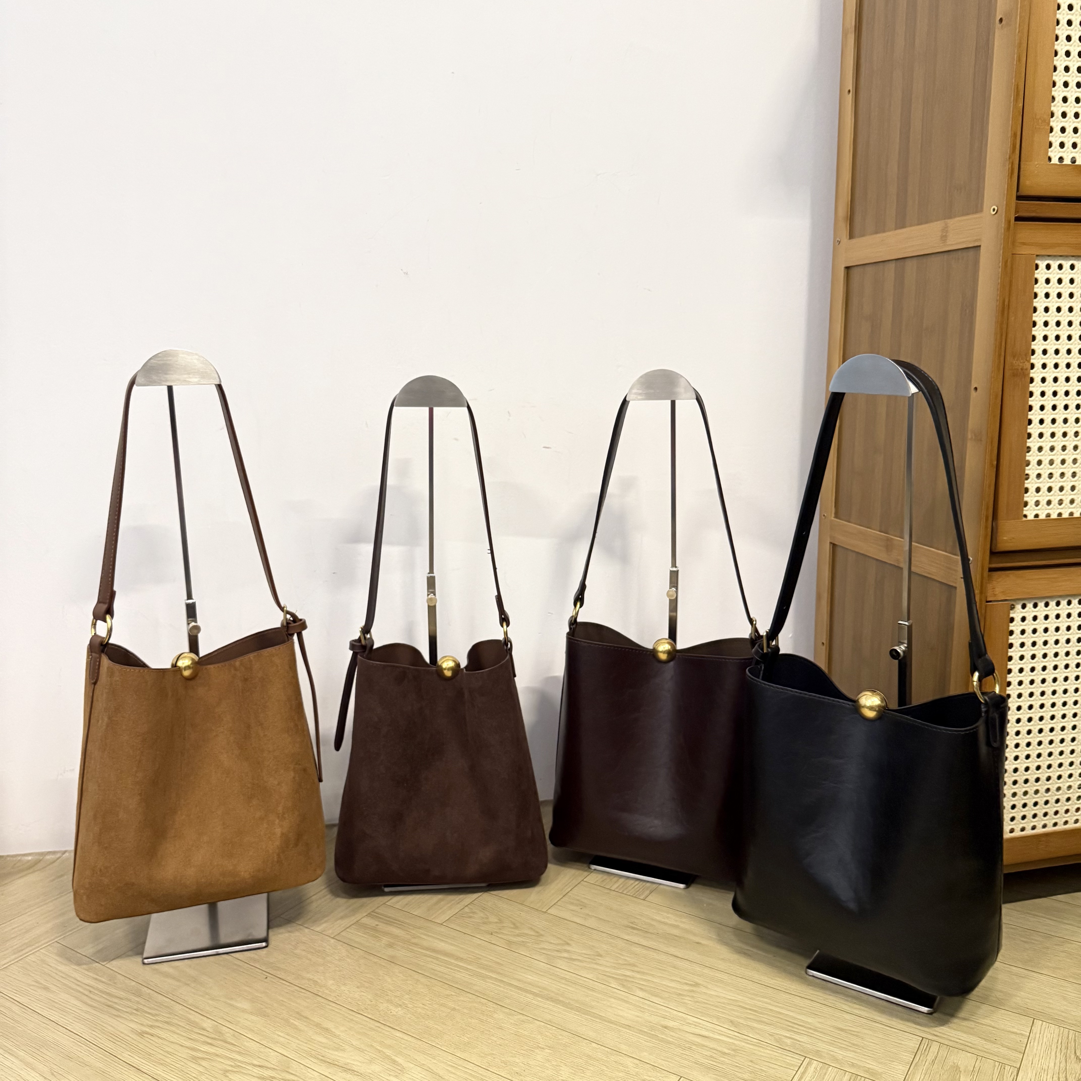 韩版绒面纯色极简水桶包女2025秋冬通勤百搭轻奢小众单肩包