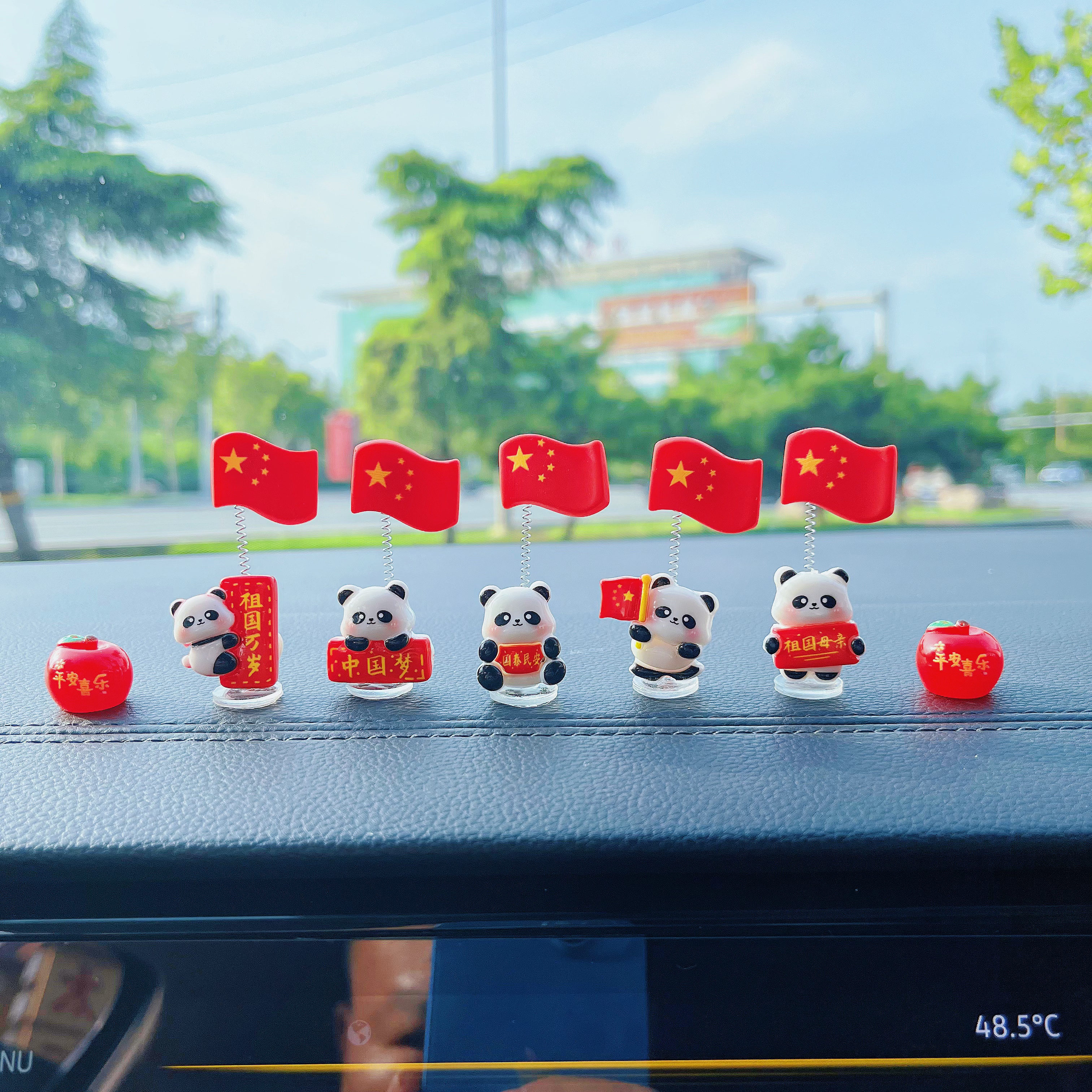 新款爱国熊猫红旗装饰车内中控台红旗摆件办公电脑摆件电动车装饰