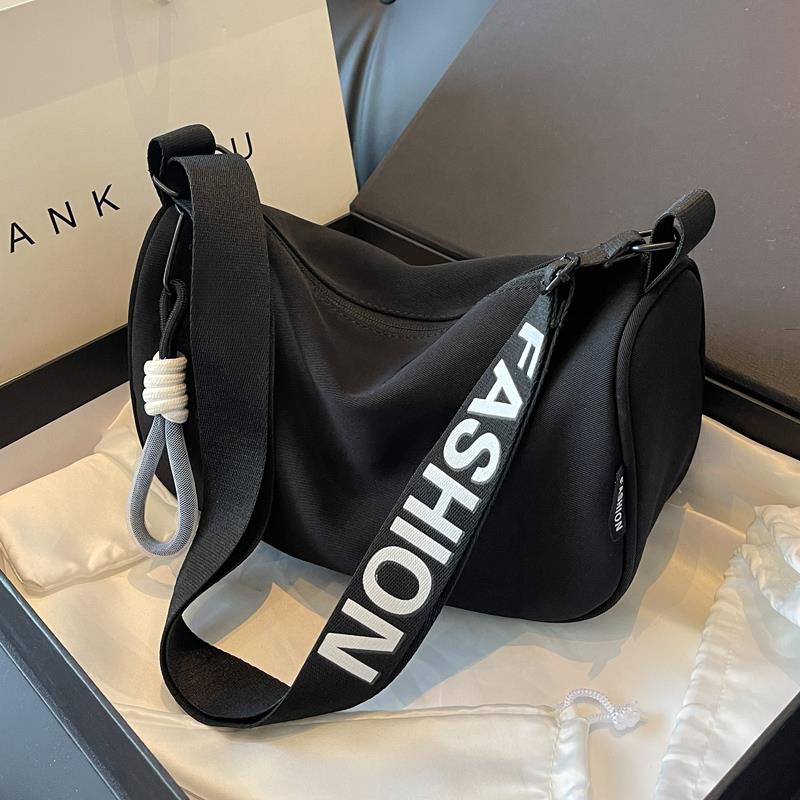 今年流行的休闲小包包女2025新款潮夏季爆款腋下包洋气斜挎帆布包