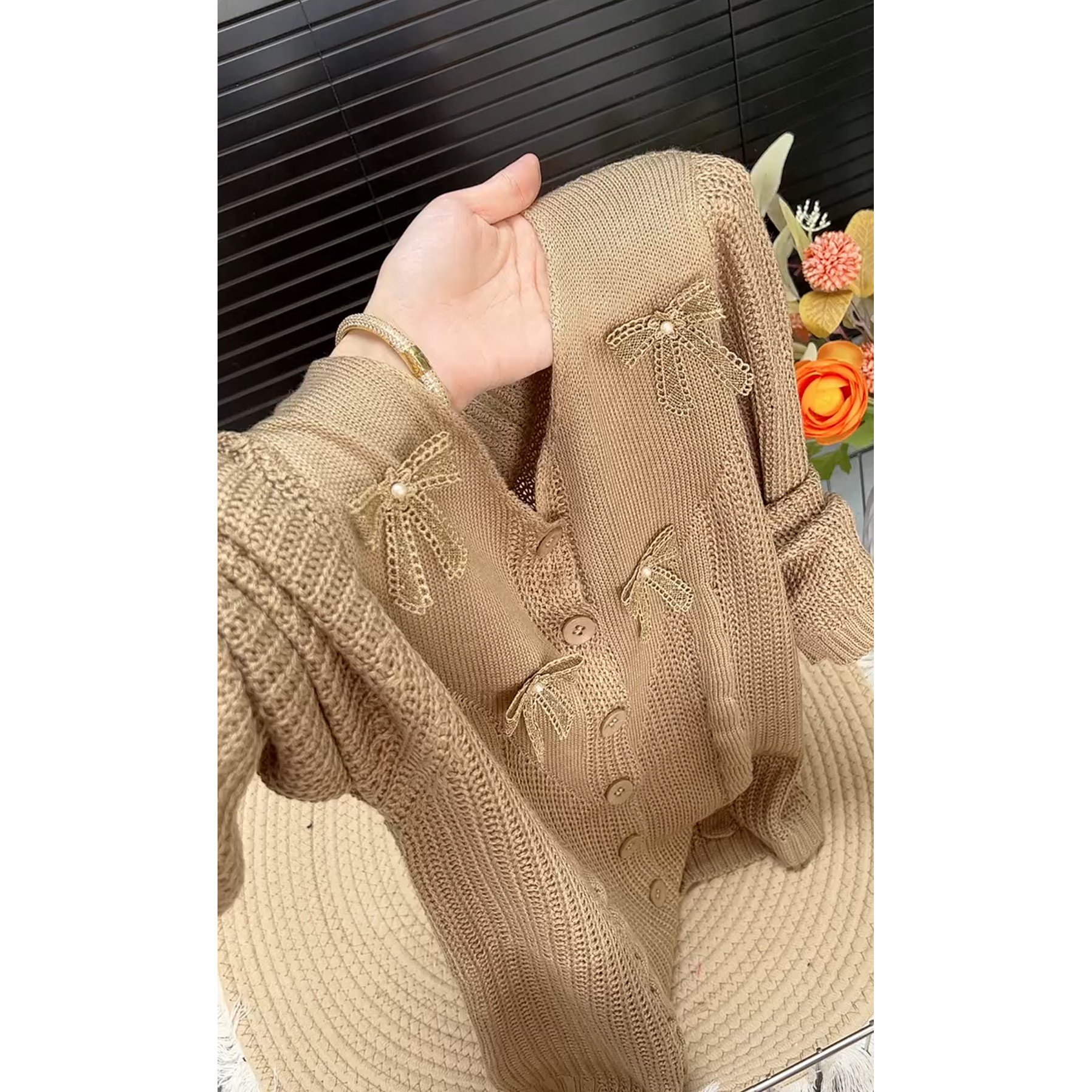 高端定制蝴蝶珍珠修饰卡其色针织女2025秋季新款温柔舒适长袖小衫