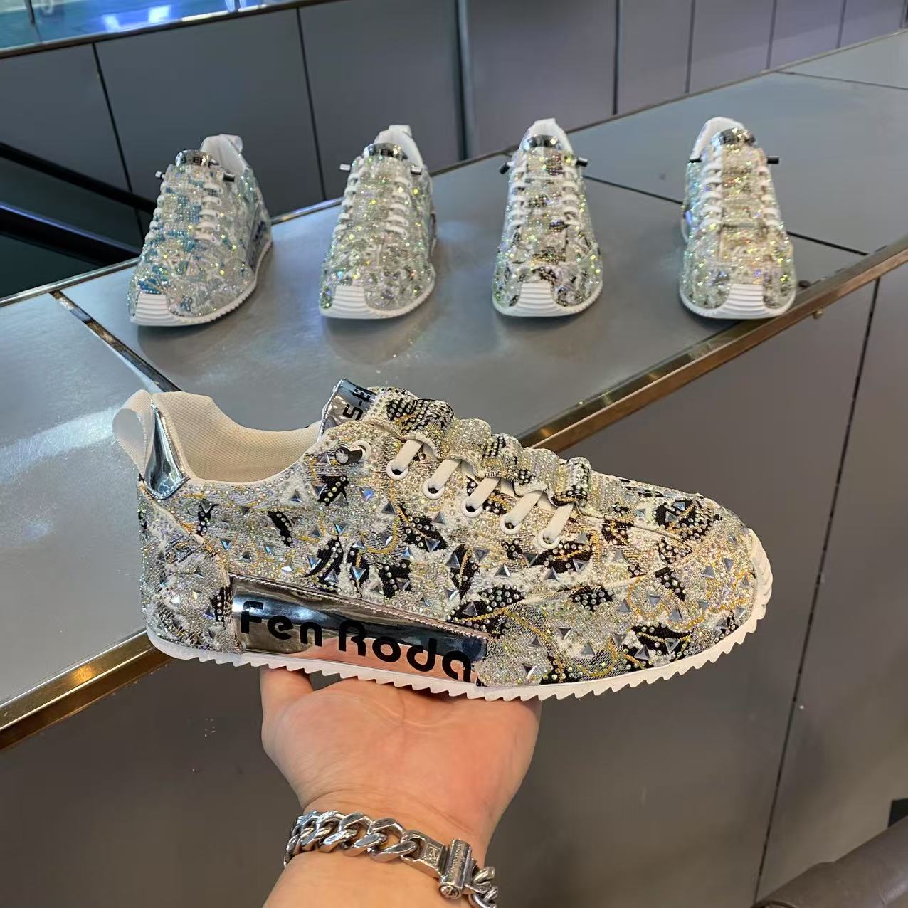 2025夏季新款百搭手工包底烫钻个性潮流舒适轻便休闲男鞋（皮鞋码）