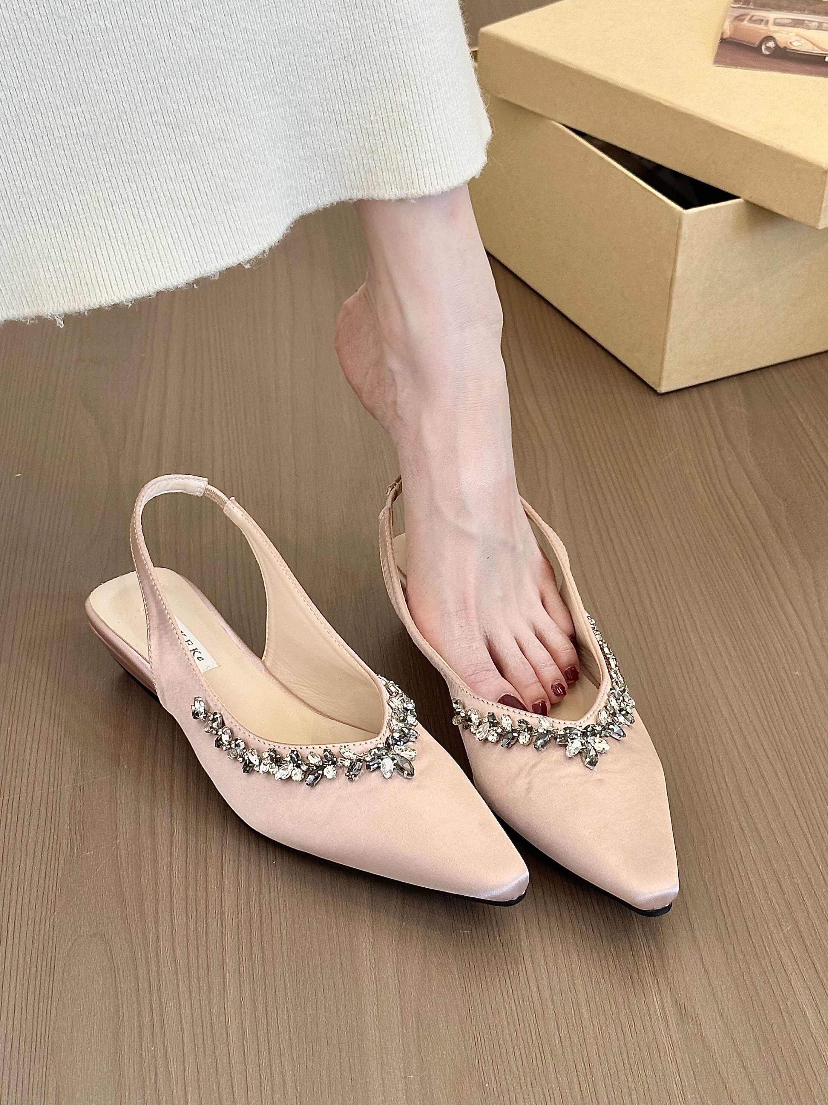 MKK-W53-3私藏精致感！缎面尖头水钻链条包头后空凉鞋女春秋单鞋