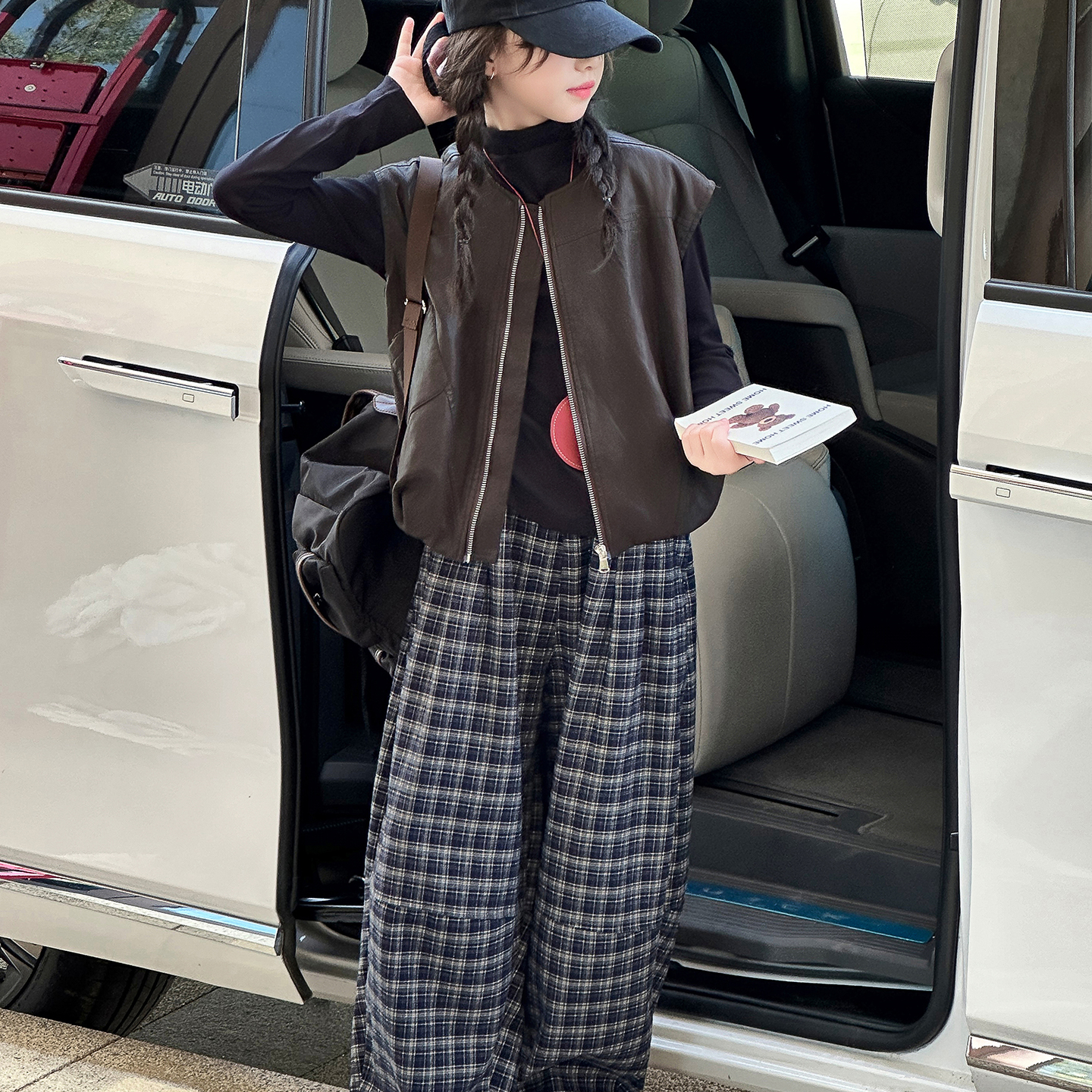 女童套装春秋装2025新款韩系穿搭女大童皮马甲打底衫格子裤三件套