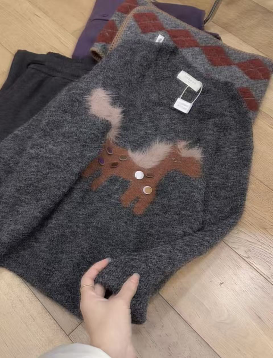 七言家巨好看  # 茶灰小马七彩亮片绒感加厚毛衣@