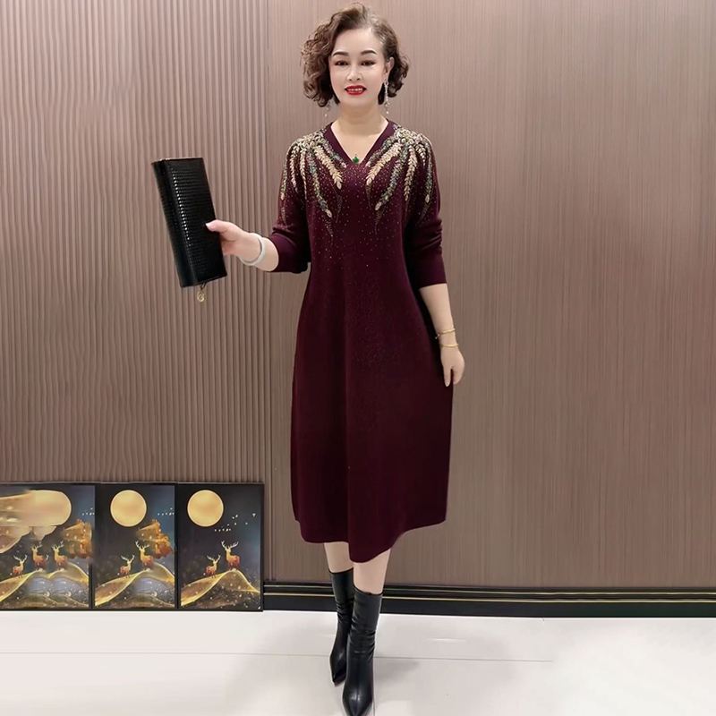 重工镶钻V领气质修身显瘦大码连衣裙春秋减龄喜婆婆针织裙长裙125