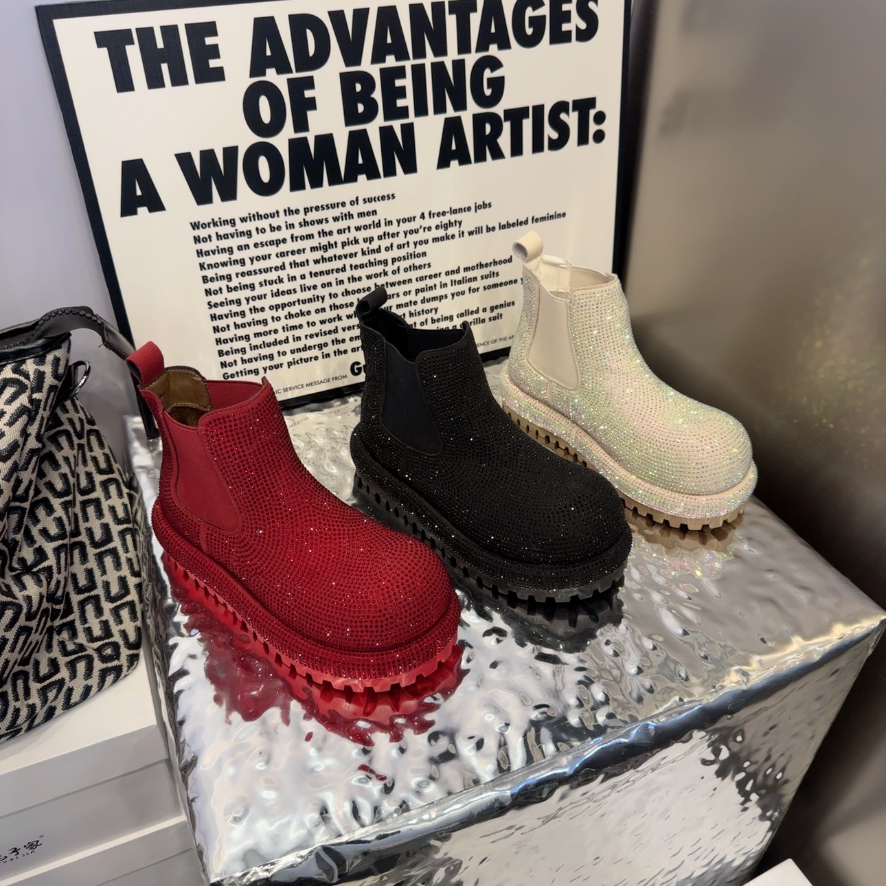 春秋水钻休闲马丁靴圆头胶粘短筒女靴时尚纯色时装百搭潮流厚底