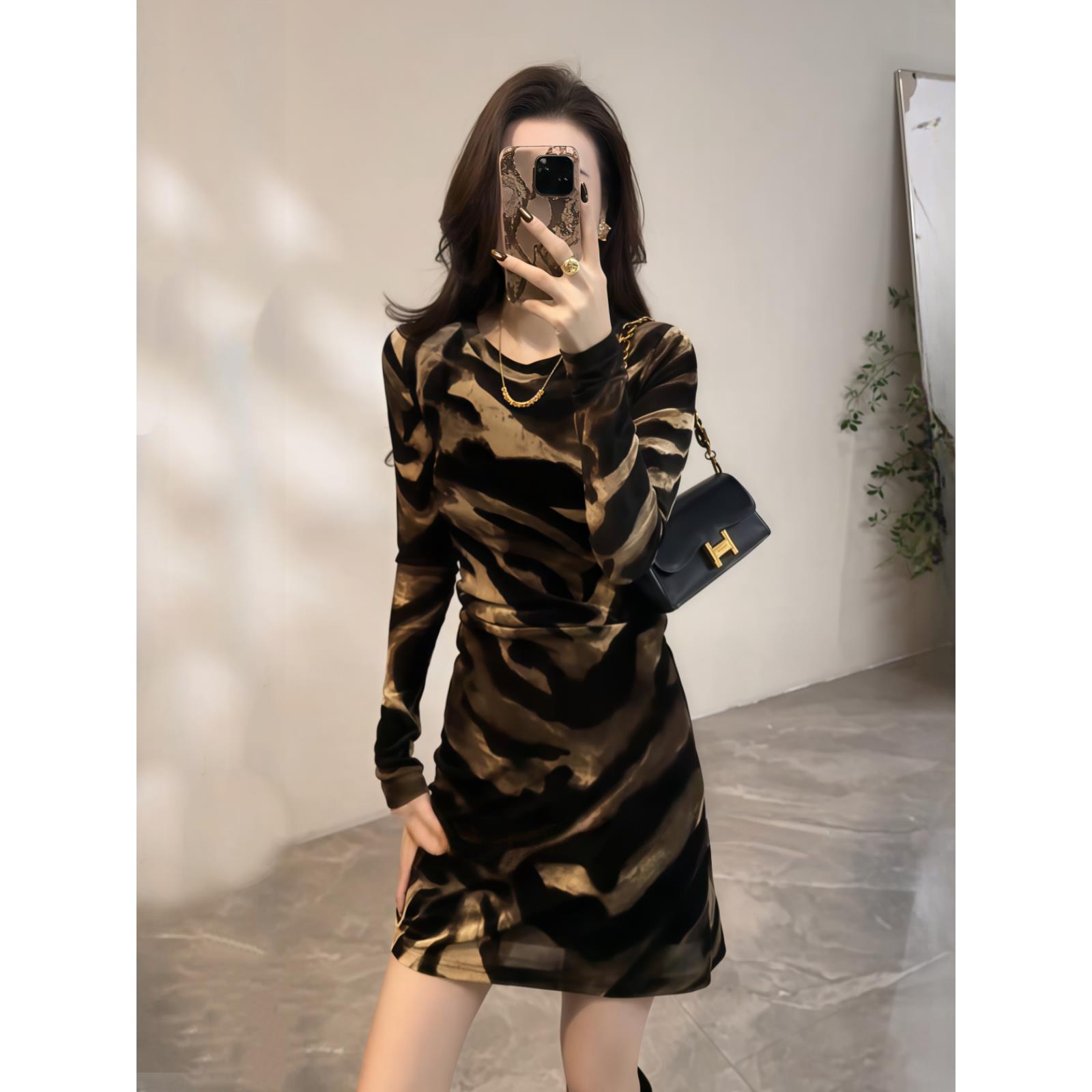 设计感豹纹时尚性感中长裙女2025冬季新款气质长袖收腰显瘦包臀裙