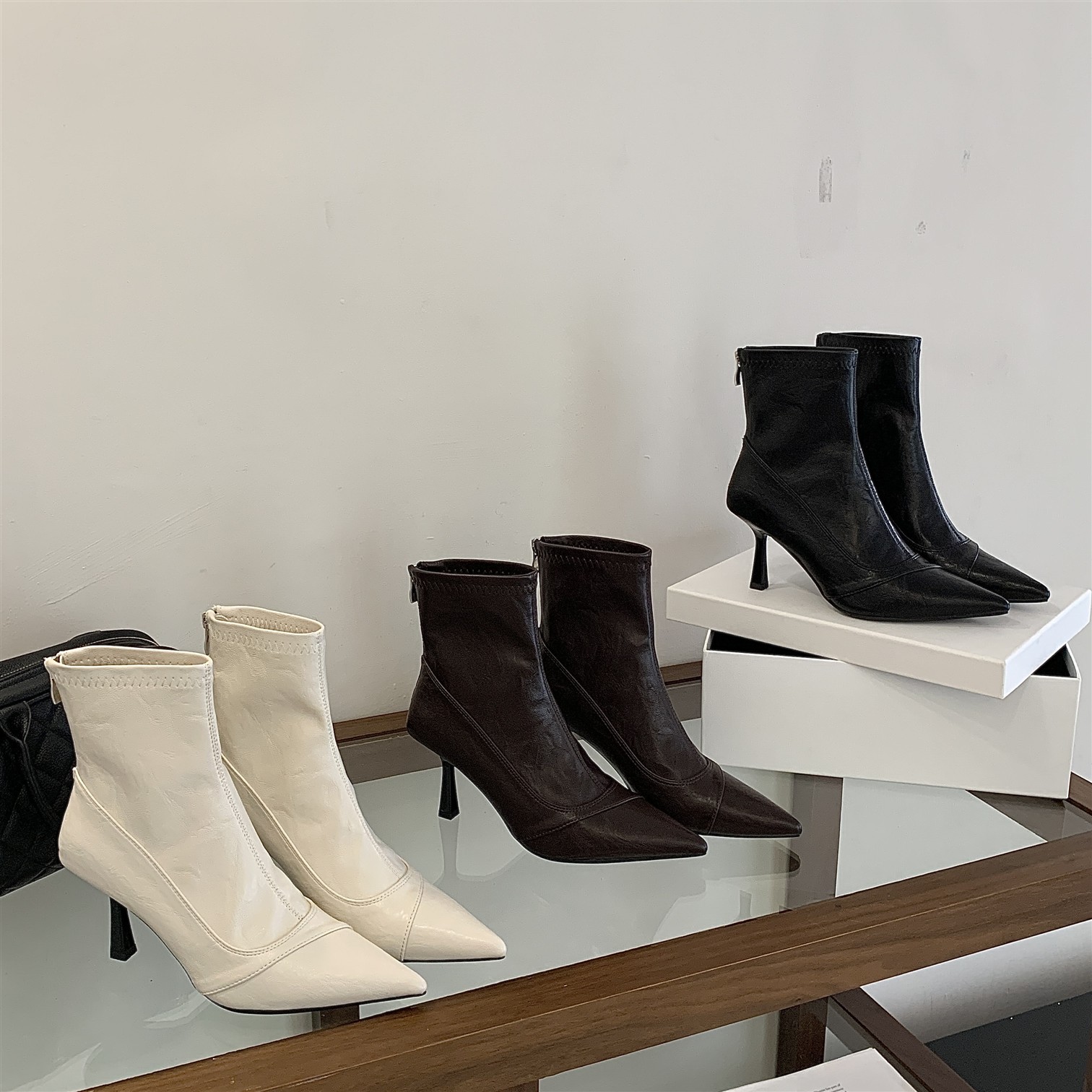 韩版软皮显瘦细跟尖头女靴短筒高跟鞋时装靴后拉链法式瘦瘦女短靴