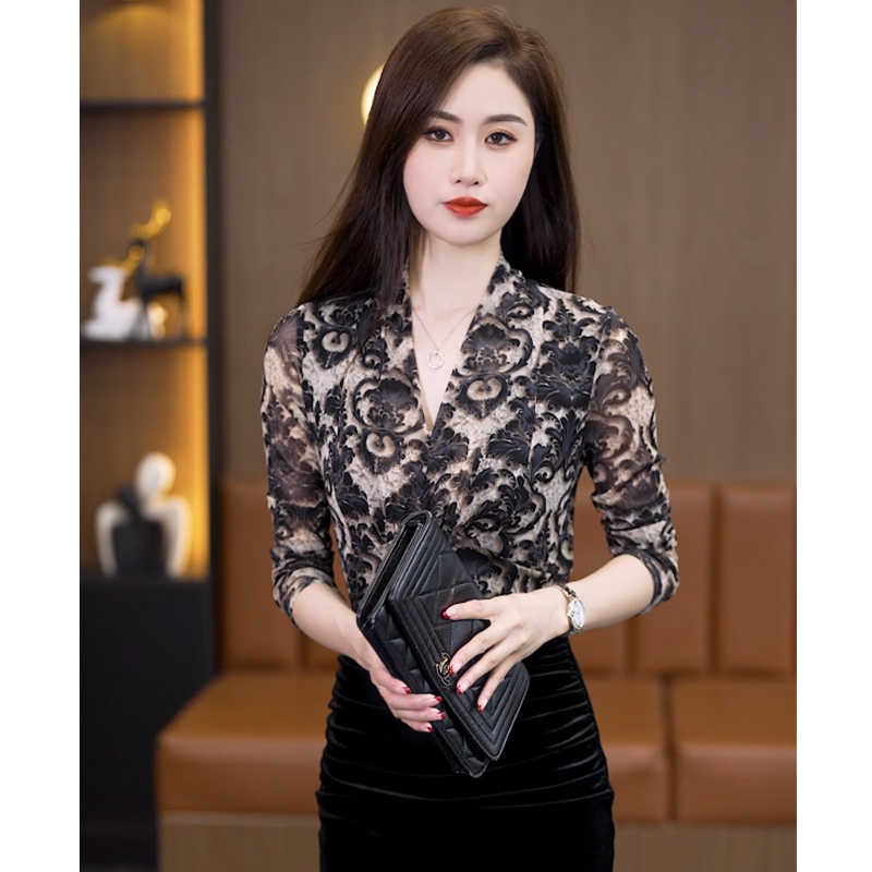 2025春秋新款印花V领长袖t恤女修身显瘦打底衫洋气减龄百搭上衣