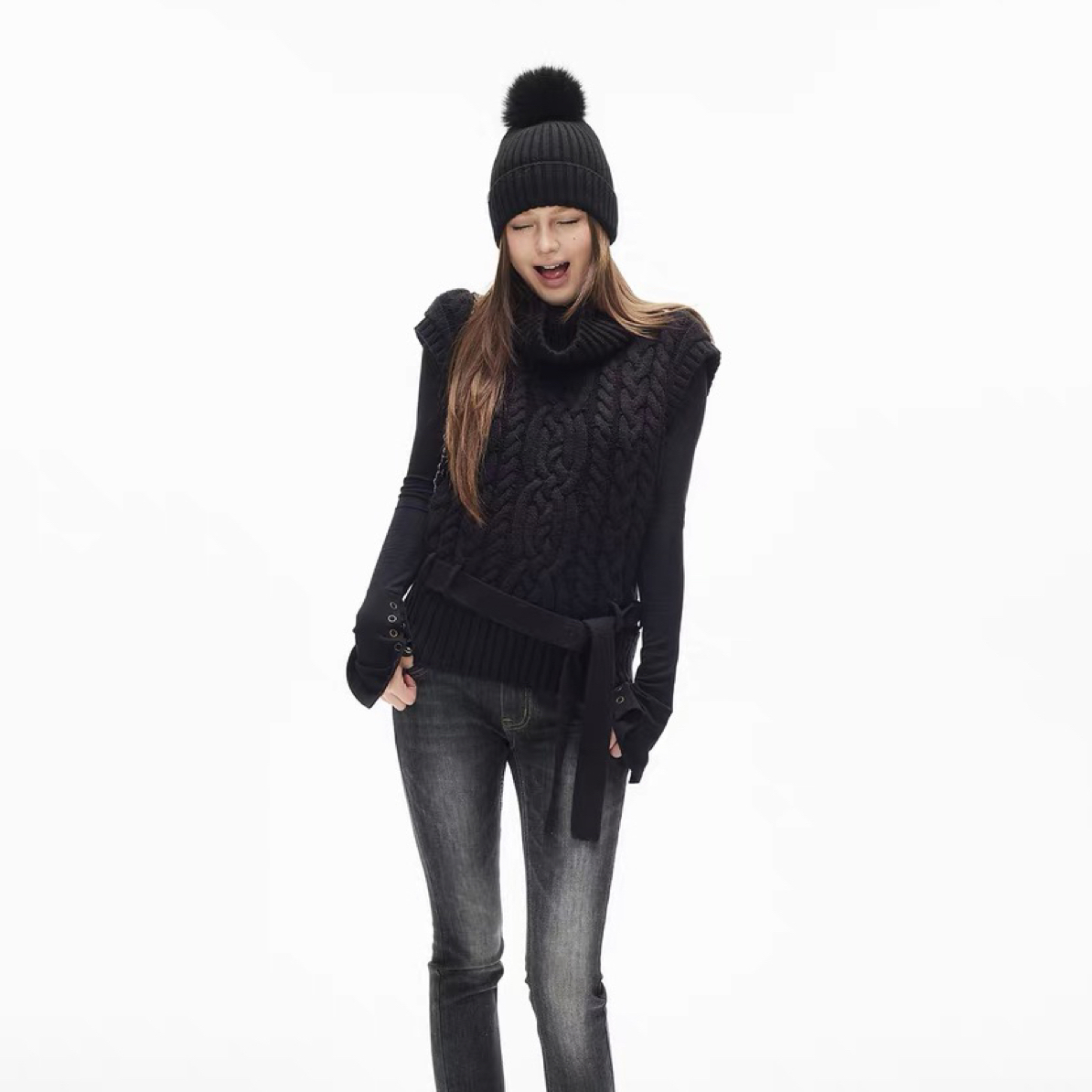 小小仟 粗针编织立体花高领小飞袖腰带绞花毛衣背心