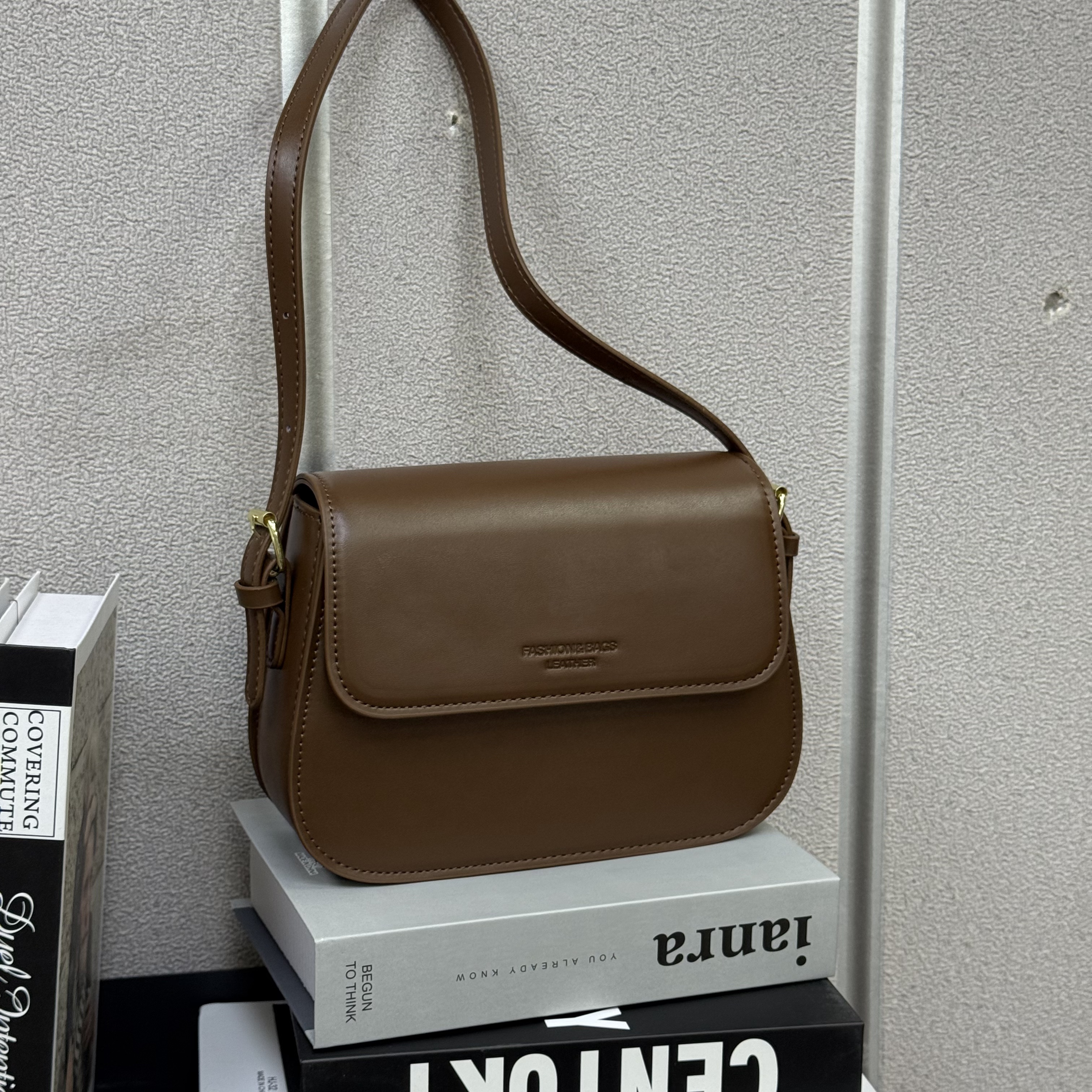 简约风单肩轻奢潮流耐磨棕色港风斜挎包单肩包磁扣复古腋下包