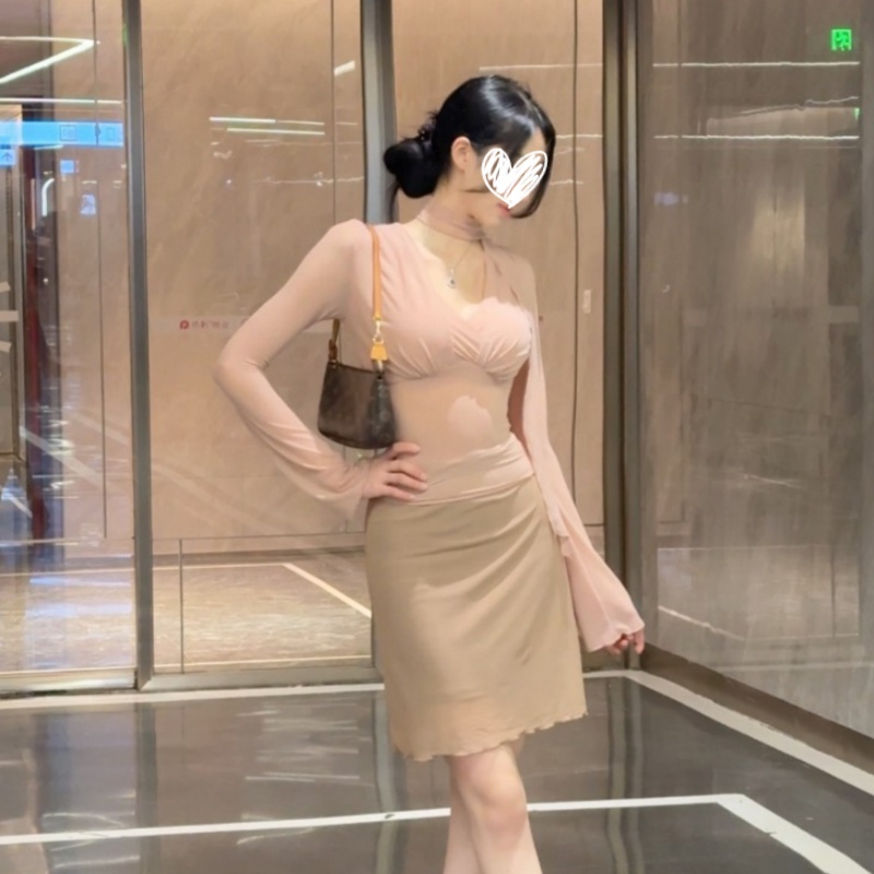 2025年秋季新款纯色修身V领女人纯欲风性感网纱喇叭长袖女上衣潮