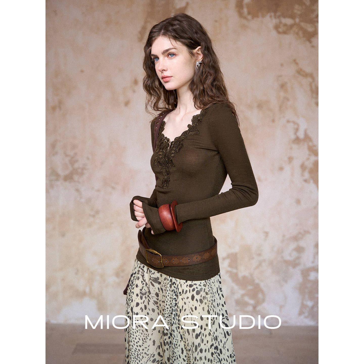 miorastudio法式复古蕾丝玫瑰花边拼接上衣 北欧苔绿V领修身T恤女