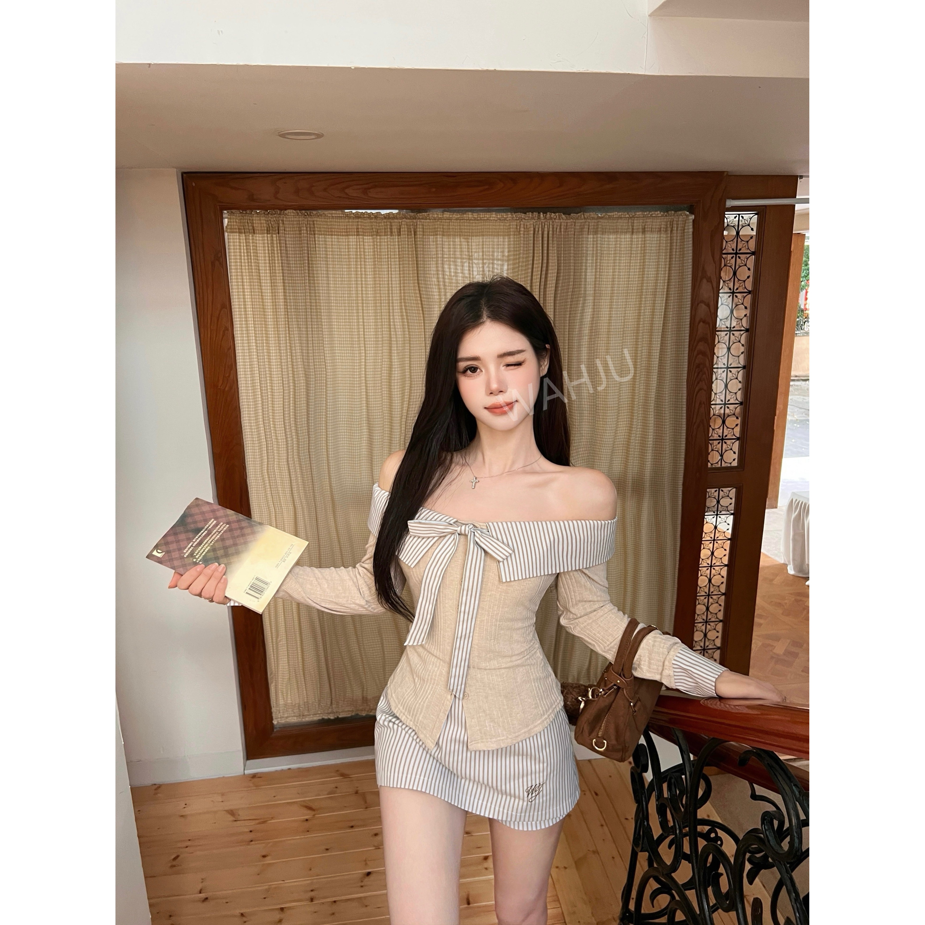 画解WAHJU【baby蓝调】秋冬拼接设计感修身杏色蓝条纹上衣半裙9929W