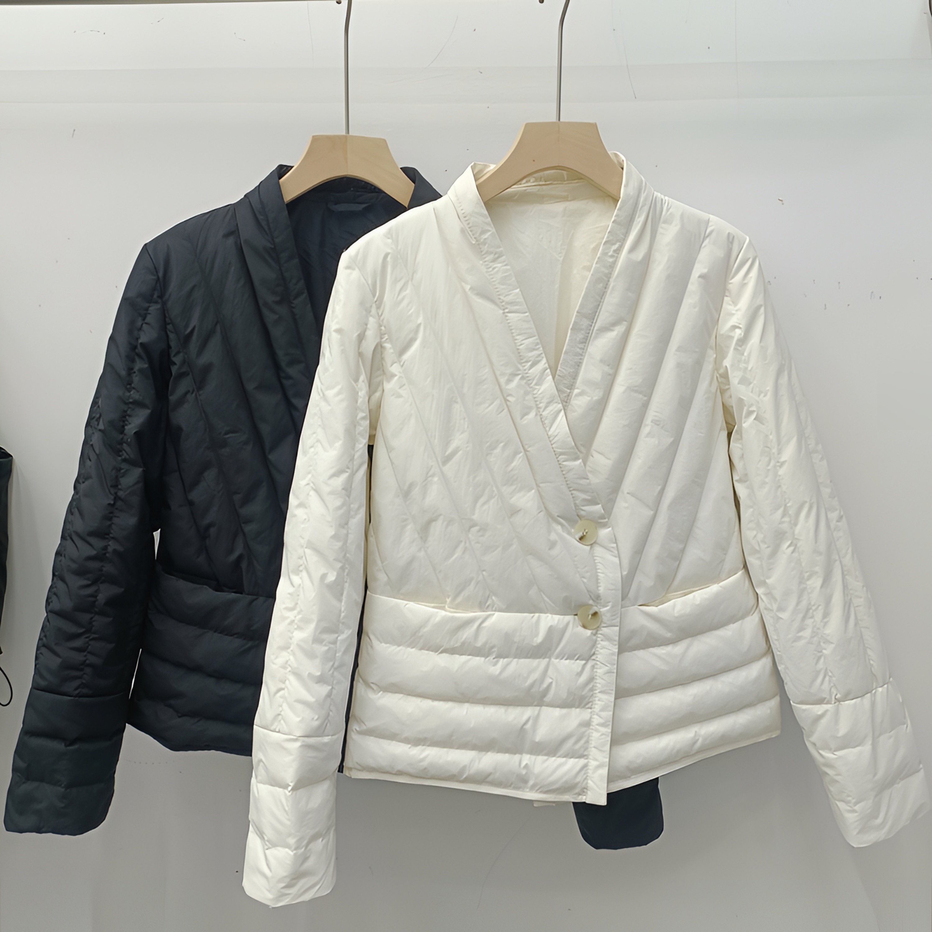 简约百搭轻薄排骨风羽绒服女秋冬气质短款V领修身保暖内搭外套