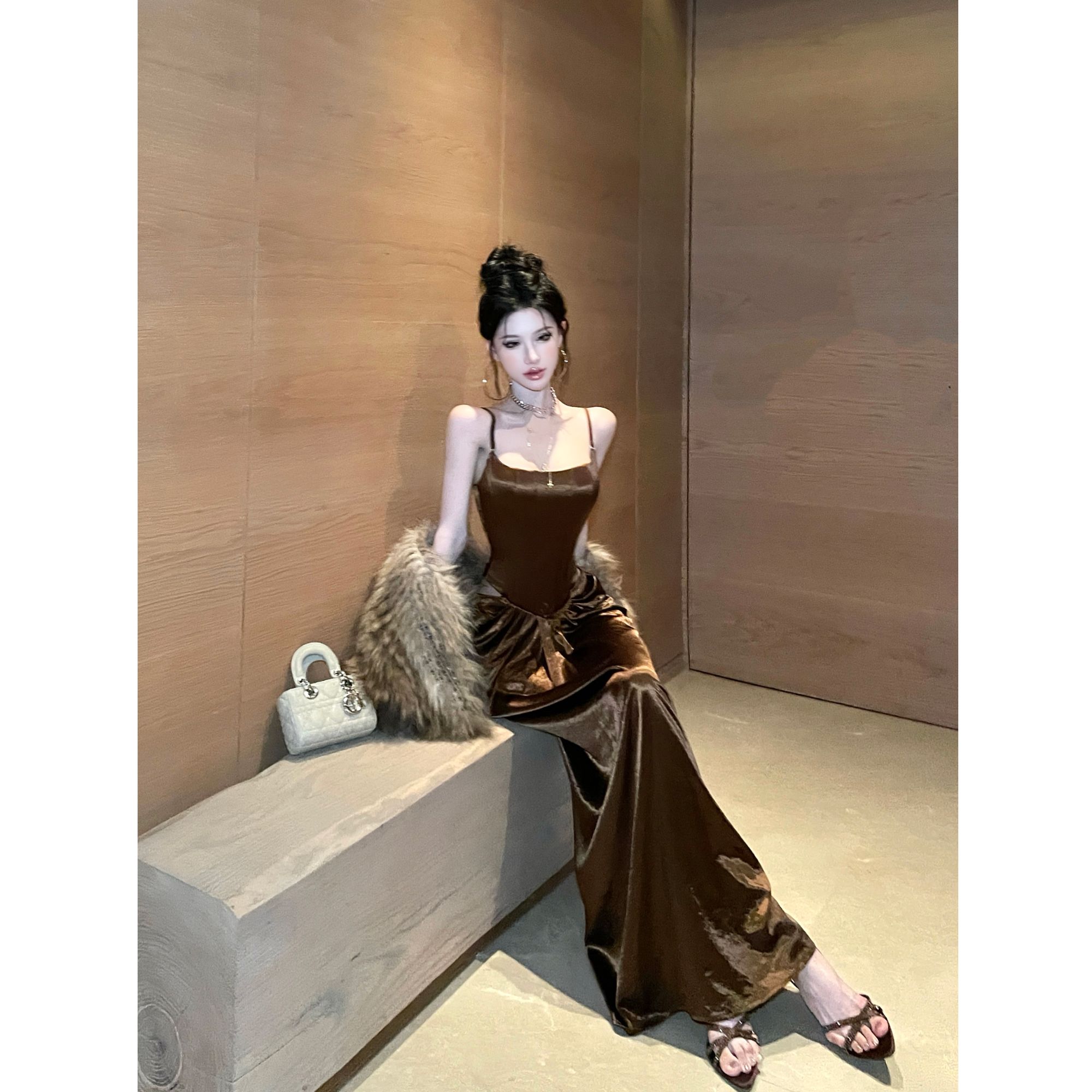 2026春季新款法式复古高级感缎面一字领吊带连衣裙时尚收腰长裙女