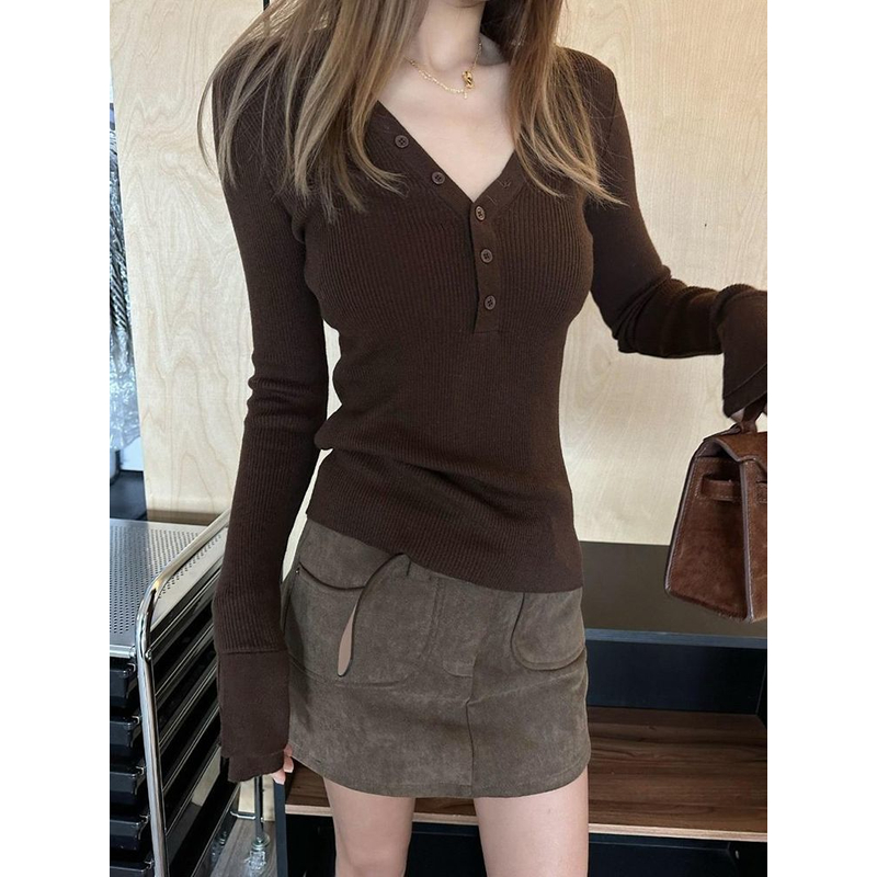咖色V领纽扣长袖针织衫女秋冬毛衣内搭打底衫高级感洋气修身上衣