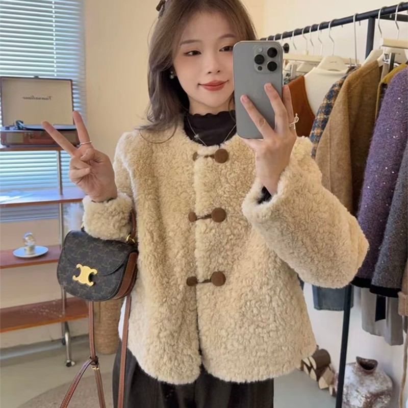 牛角袖保暖厚款女圆领秋冬短外套小香风上衣冬季网红