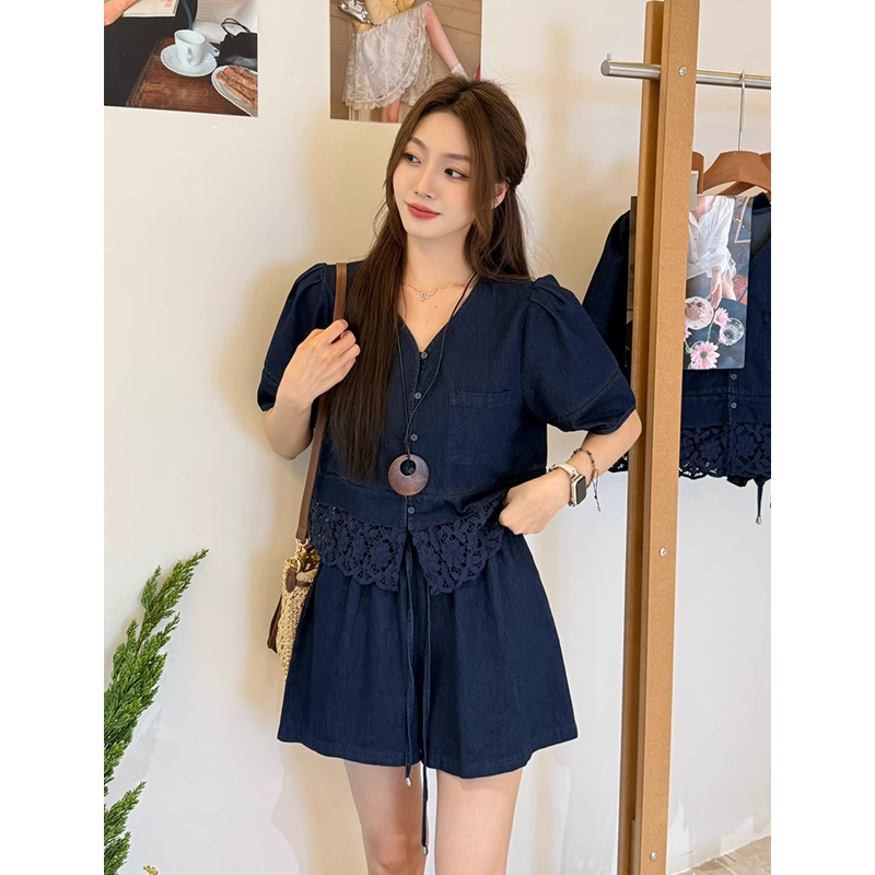 蓝色牛仔蕾丝拼接上衣短裤两件套女2025年夏季新款时尚小个子套装