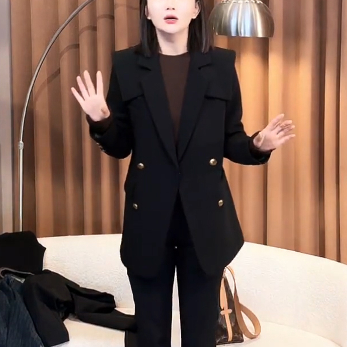 2025早秋新款时尚潮流戗驳领西装外套女黑色披肩设计感显瘦西服