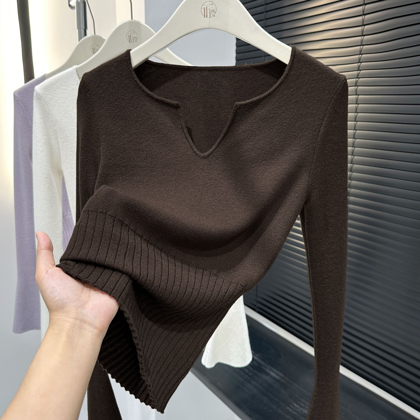 咖色时髦V领喇叭袖上衣女秋冬新款洋气软糯长袖T恤修身套头针织衫
