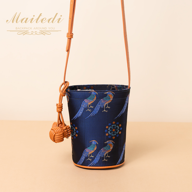 新款2025非遗国风宋锦苏绣新中式水桶包女士百搭单肩斜跨手机包包