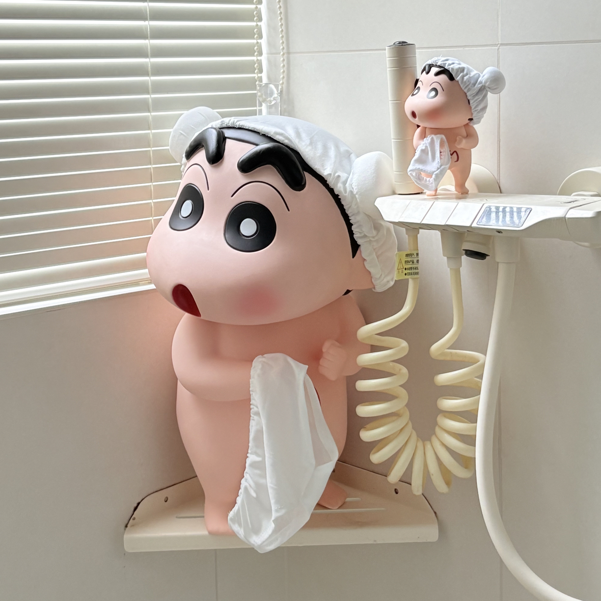 洗澡小新戴浴帽小新可爱卡通装饰摆件创意礼物摆设